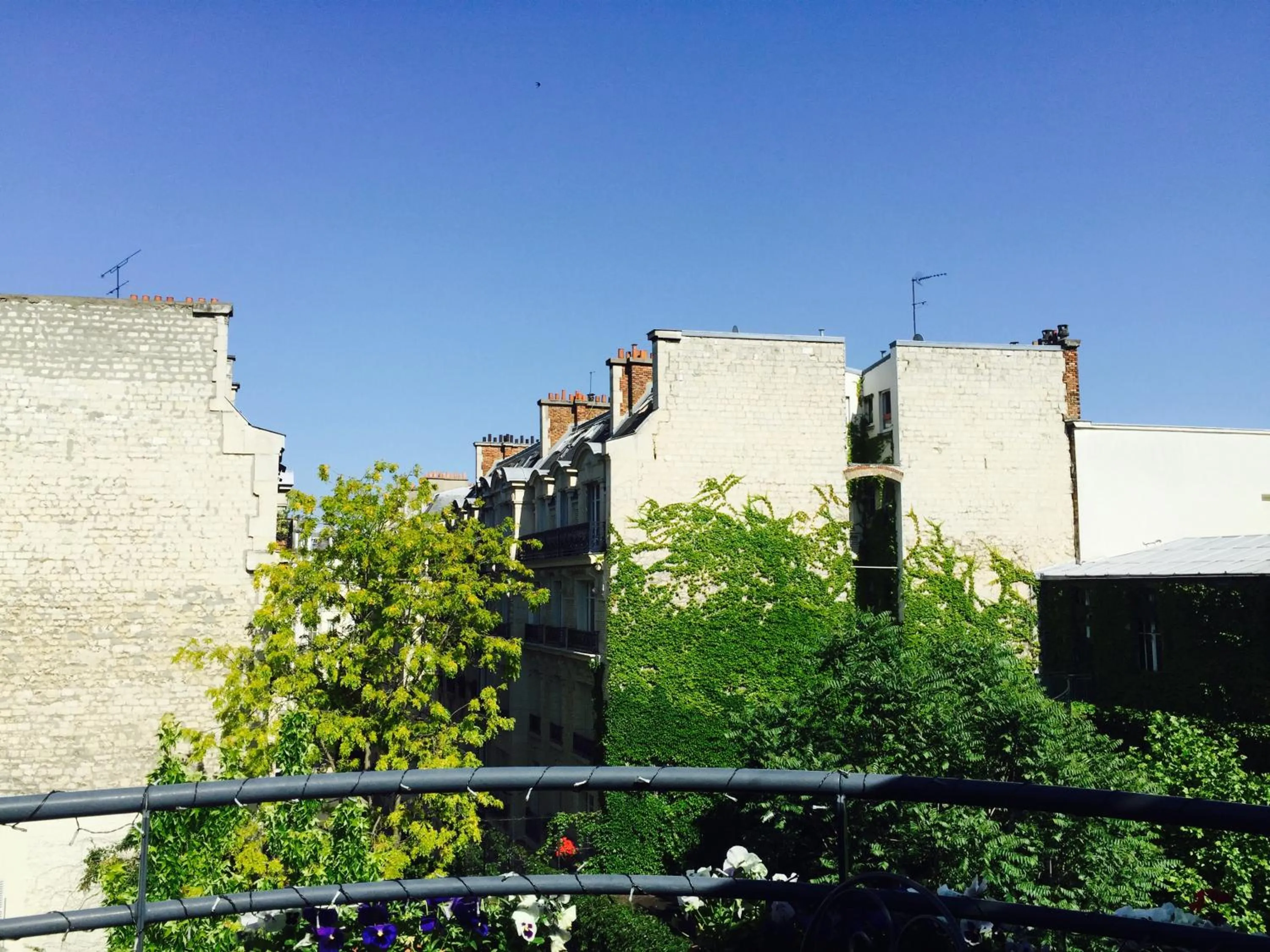 Balcony/Terrace in 52 Clichy Bed & Breakfast - Chambre d'hôtes