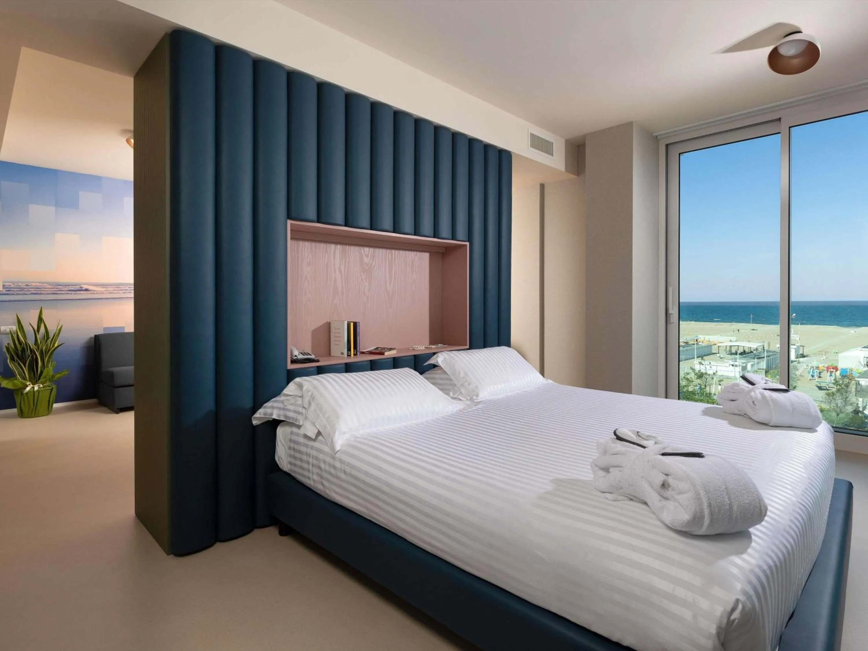 Property building, Bed in Mercure Hotel Rimini Artis