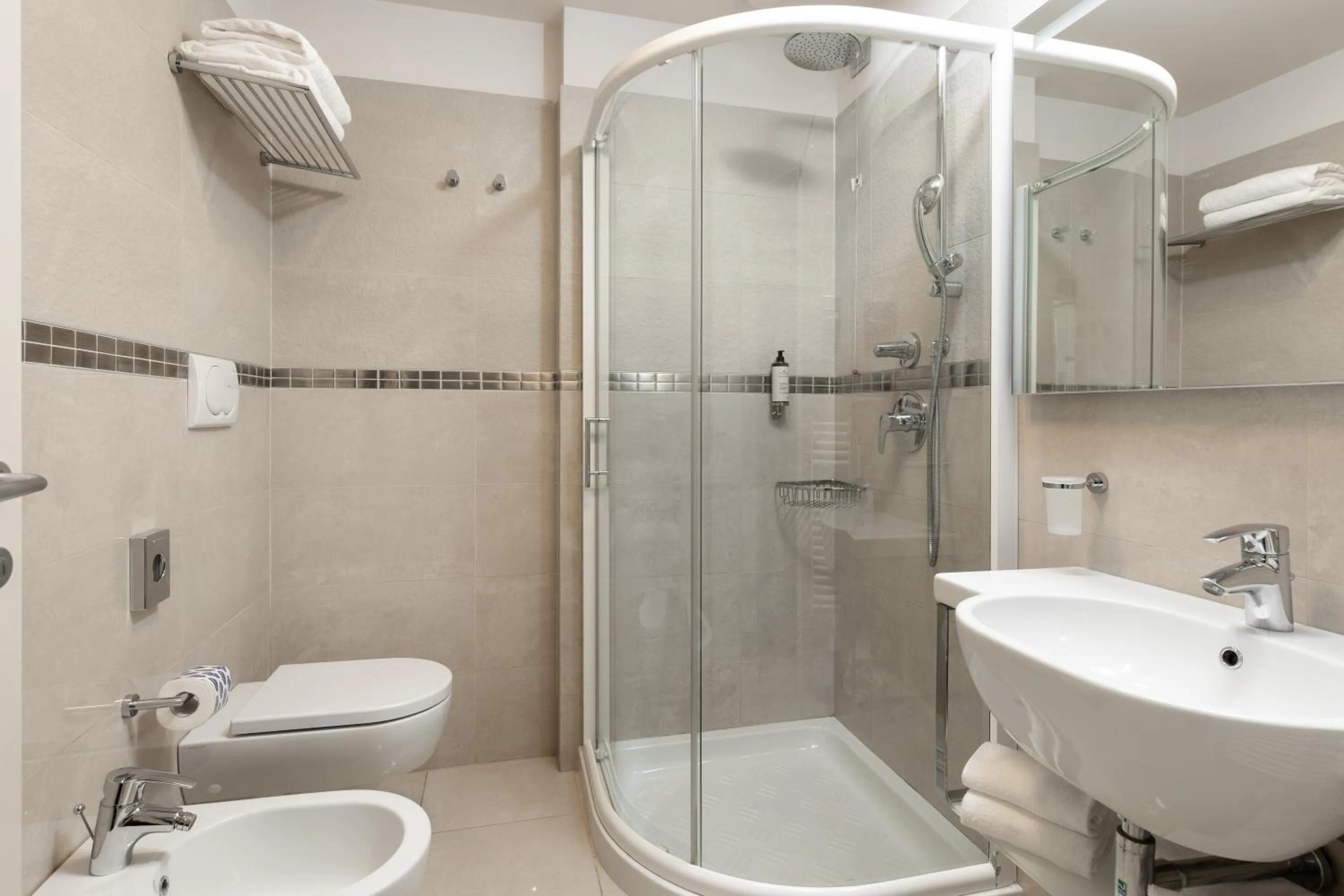 Shower in Mercure Hotel Rimini Artis