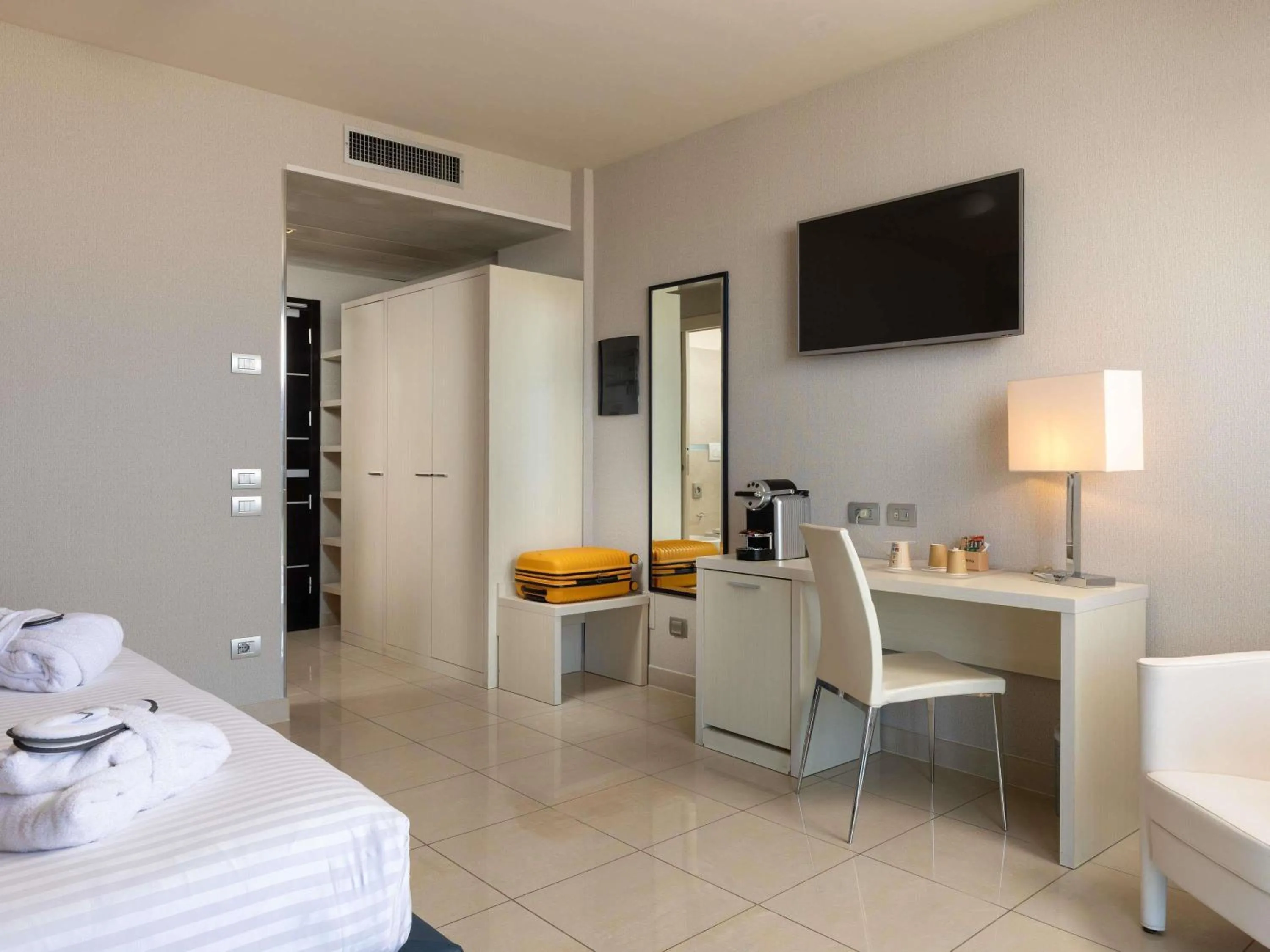 Bedroom, Bed in Mercure Hotel Rimini Artis