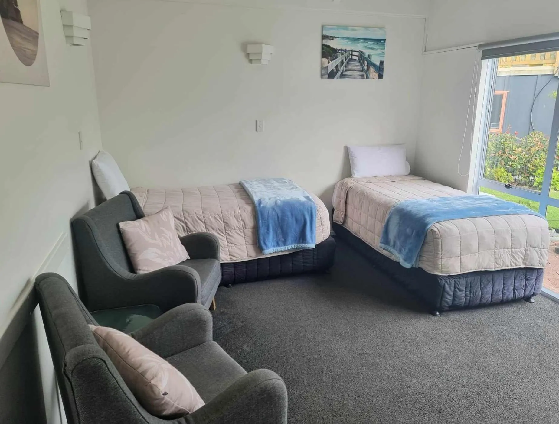 Bed in Ohope Beach Motel