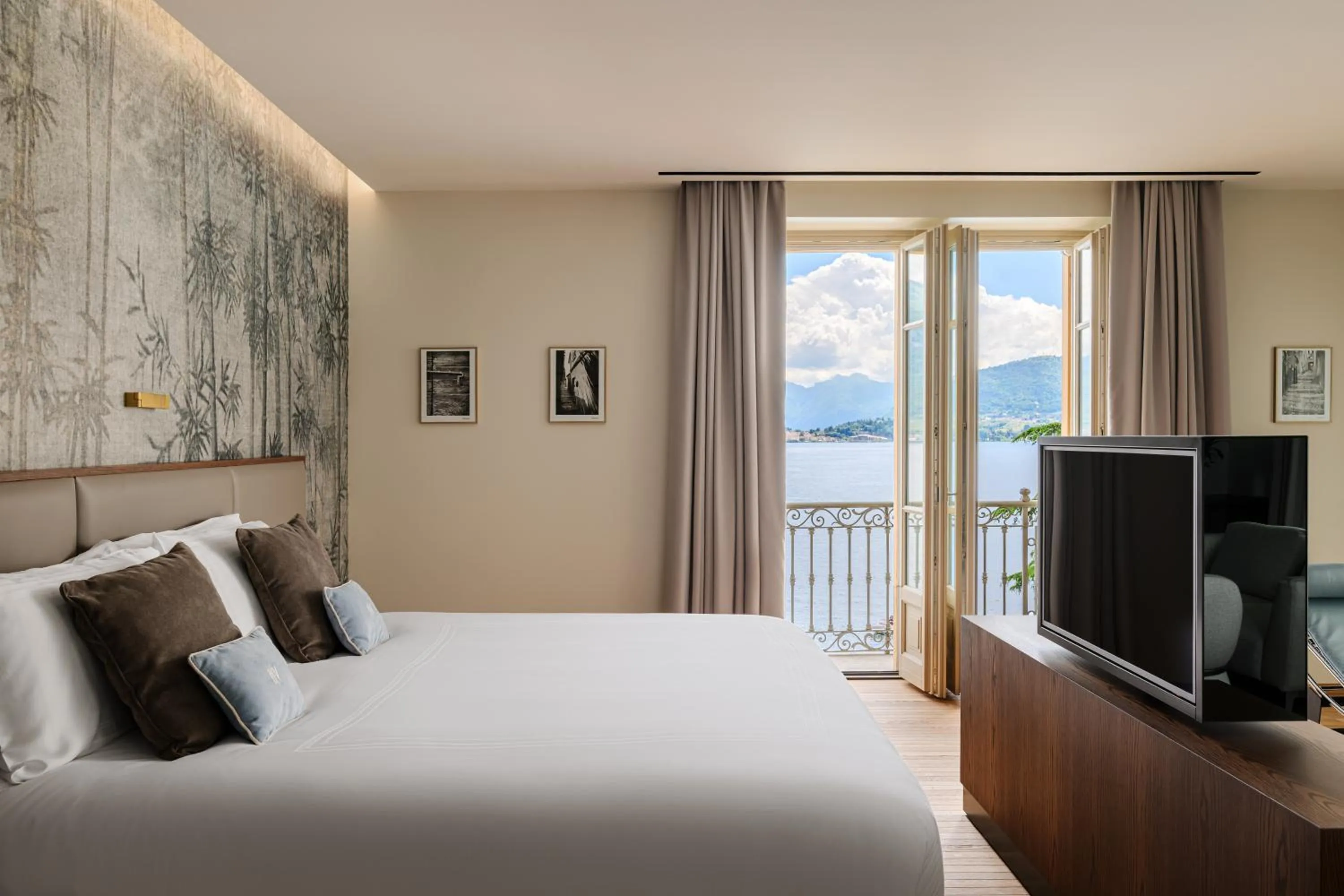 Bedroom, Bed in Grand Hotel Victoria concept & spa, by R Collection Hotels