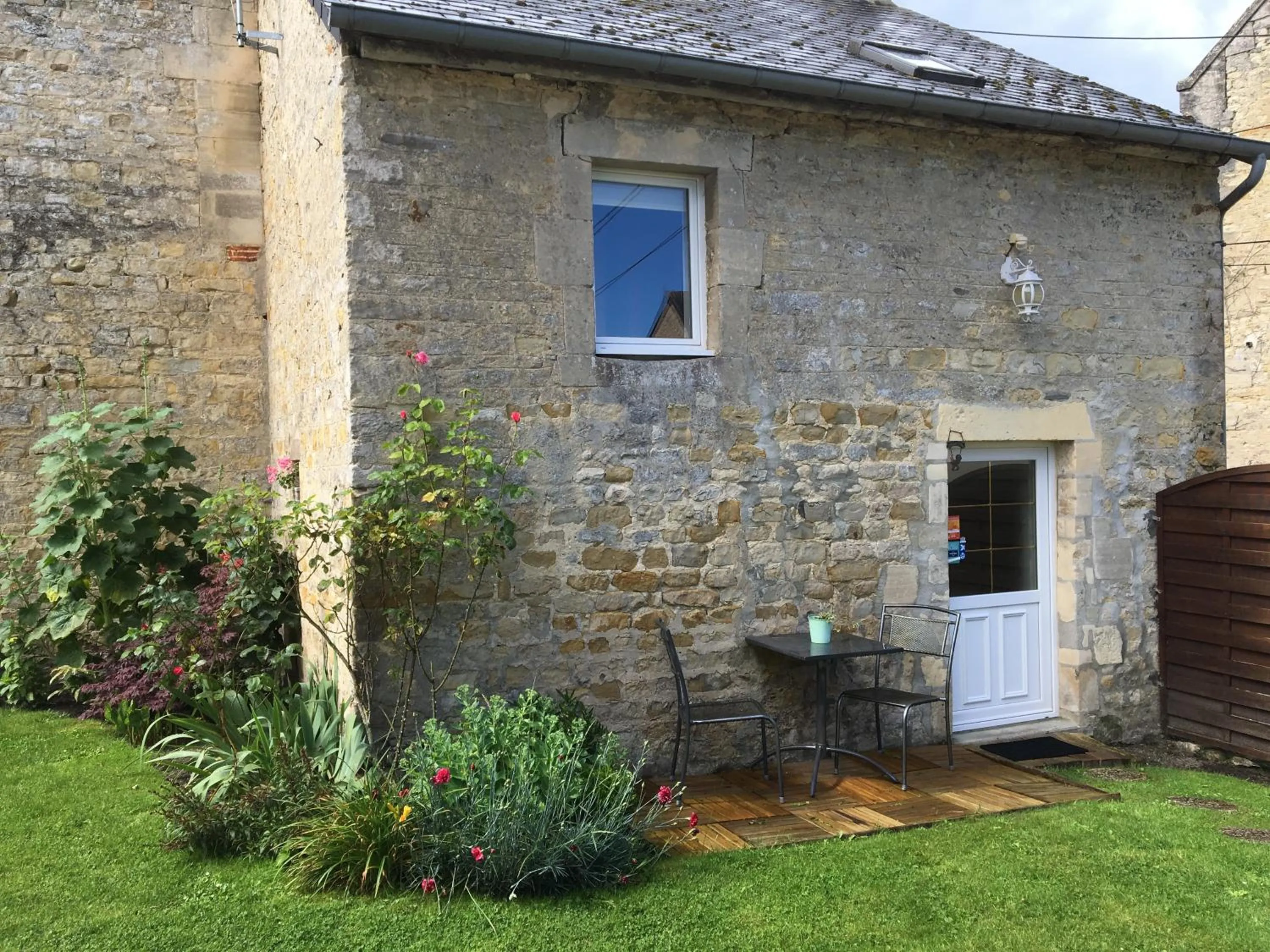 Facade/entrance in La Pomme de nuit