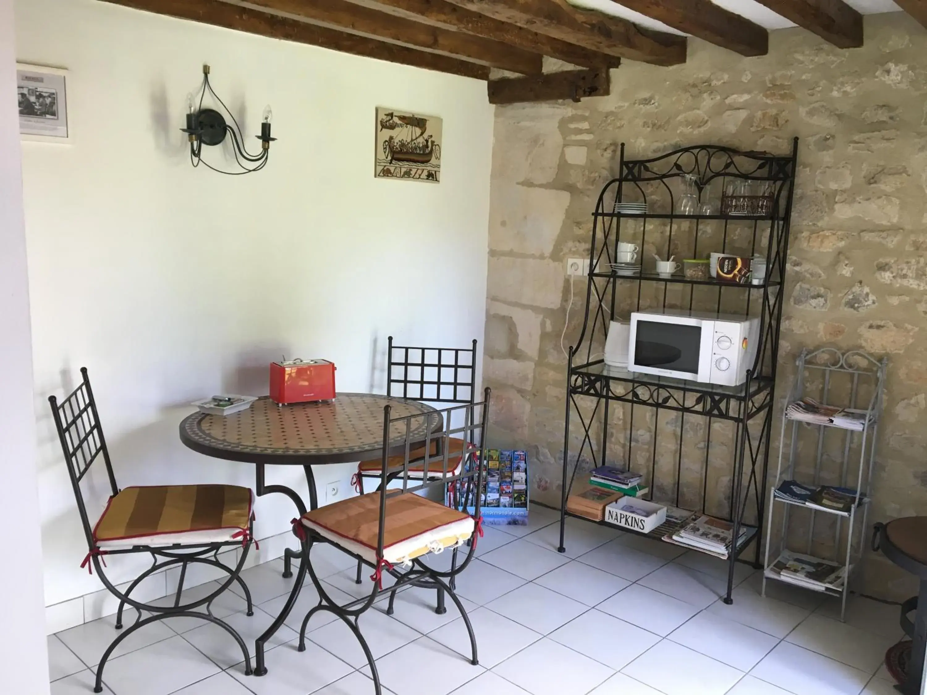 Standard Triple Room in La Pomme de nuit Standard Triple Room in La Pomme de nuit