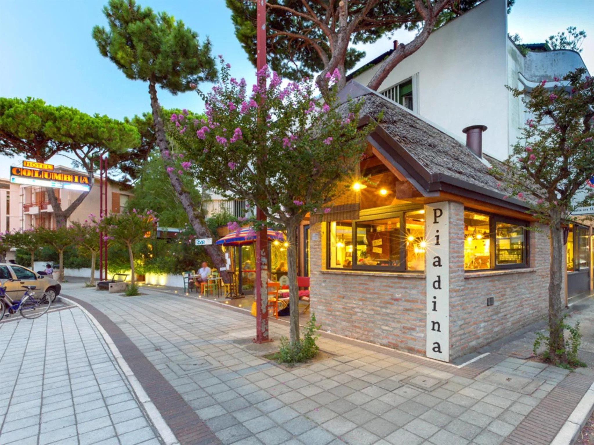 Restaurant/places to eat in Hotel Columbia