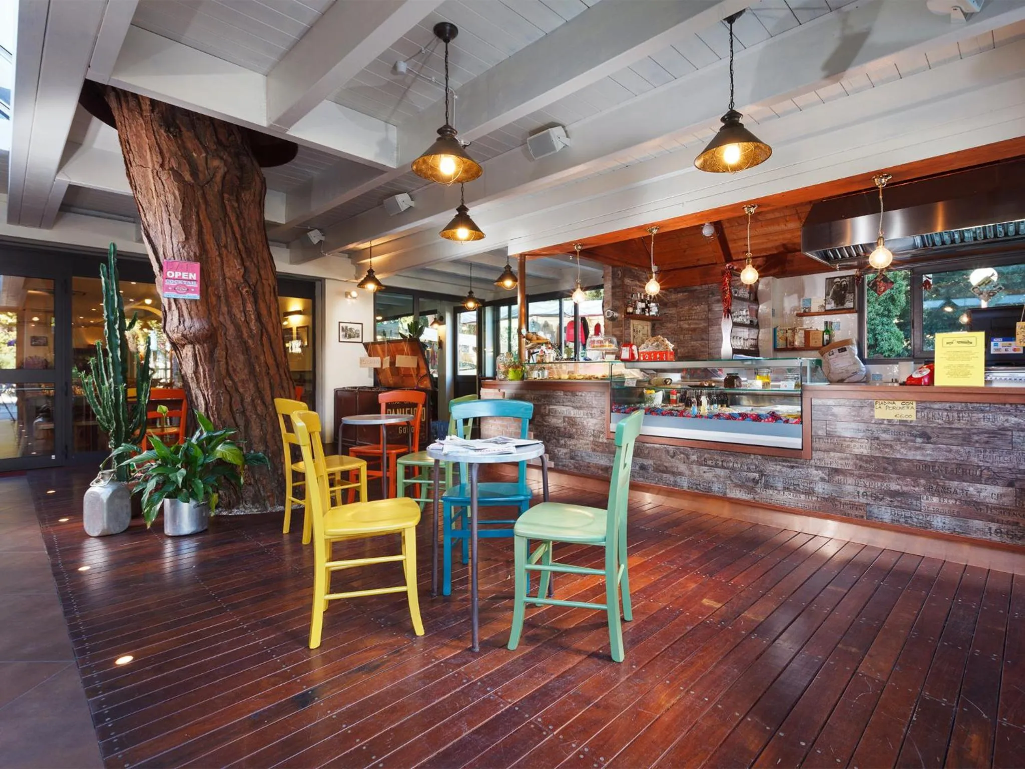 Restaurant/places to eat in Hotel Columbia