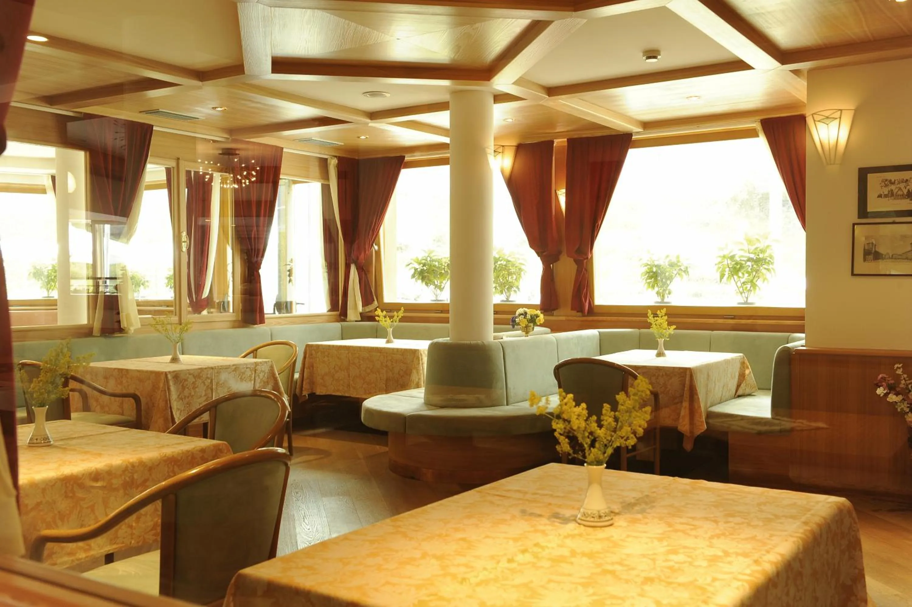 Restaurant/places to eat in Hotel Montana