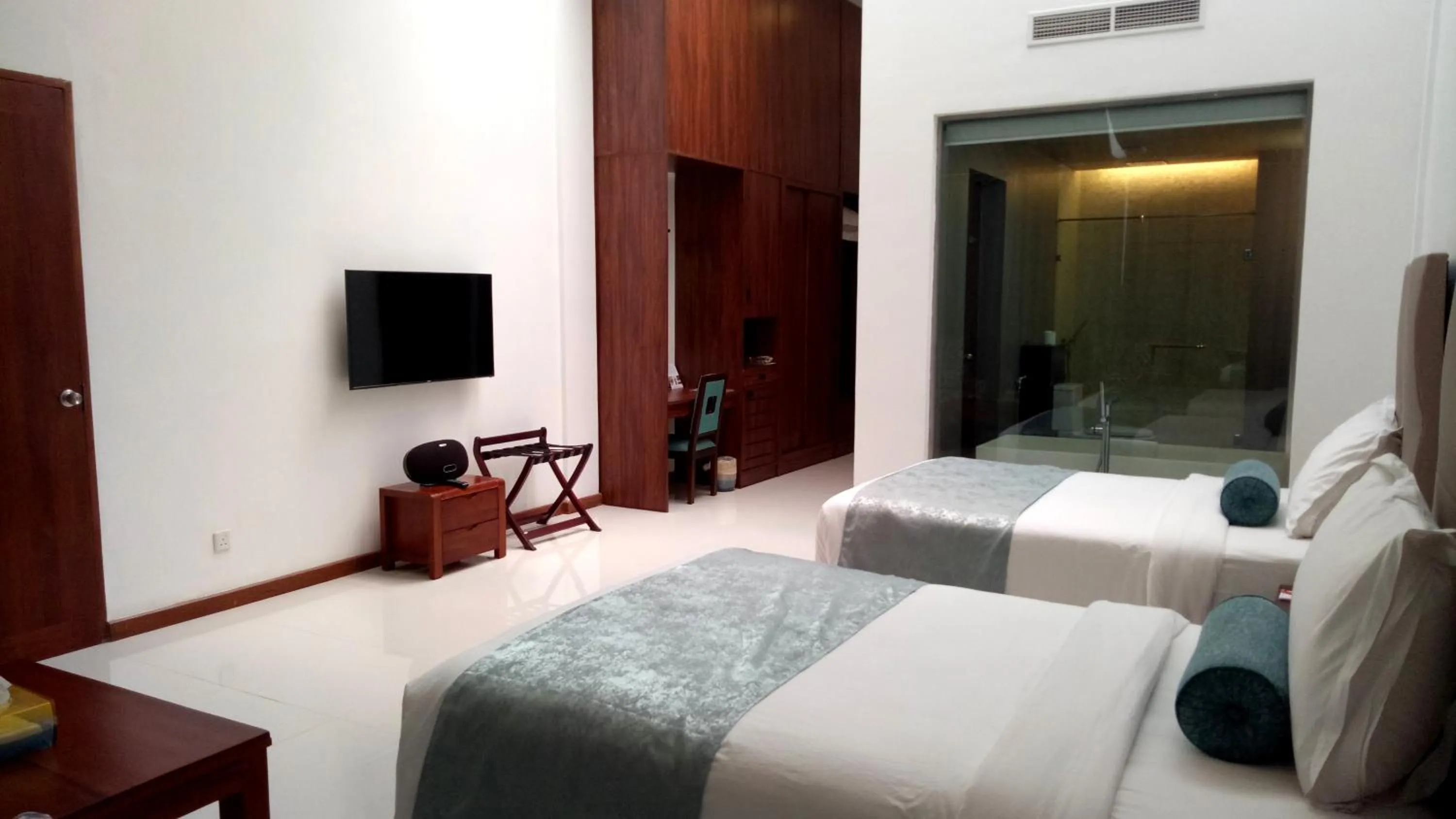 Bed in Club Waskaduwa Beach Resort & Spa