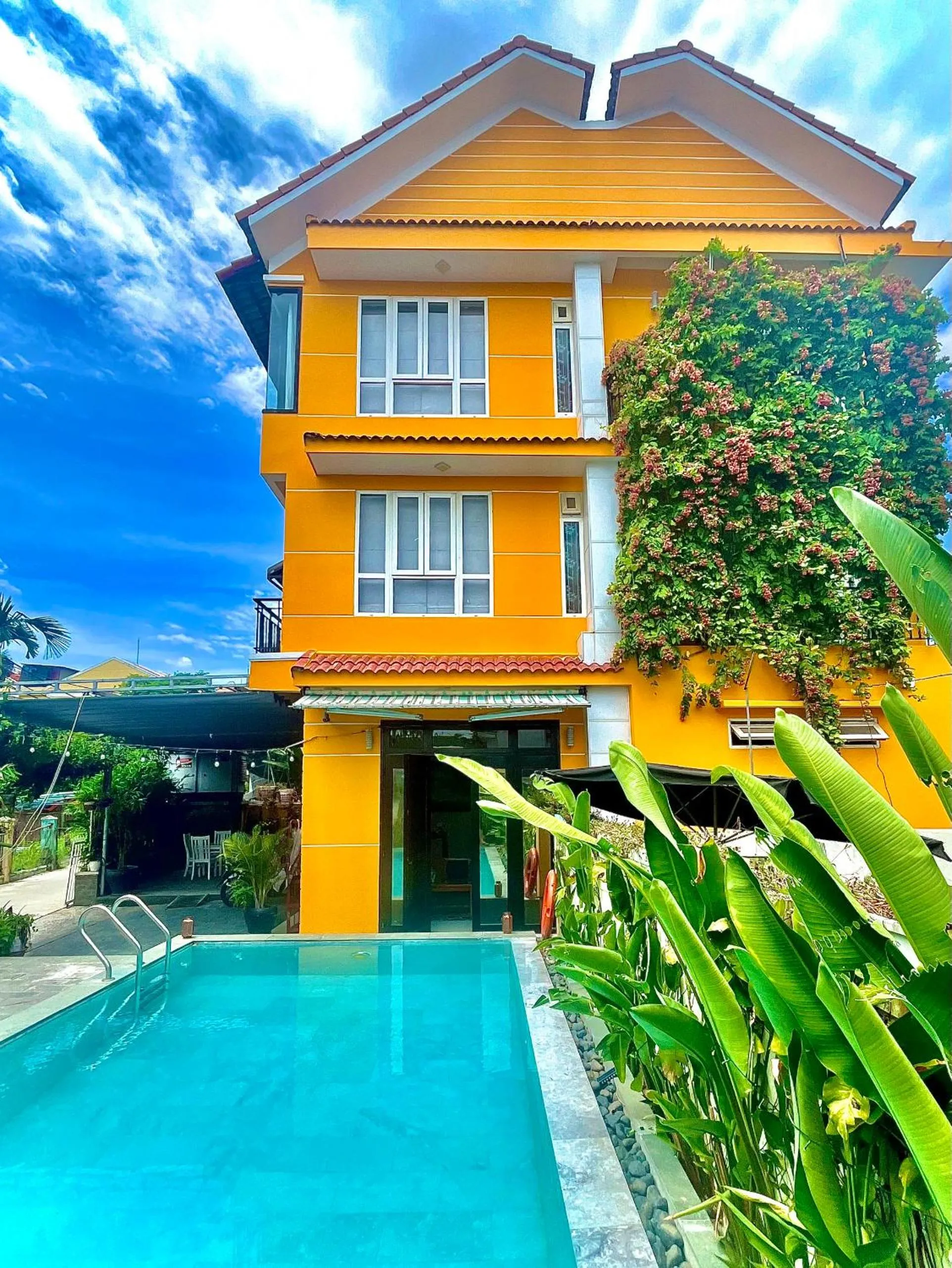 Patio in Flamingo Villa Homestay - Big Rooms with Balcony - Close to Hoi An Old Town 200m & Temple Bridge - Large Outside Pool for Sun Bathing