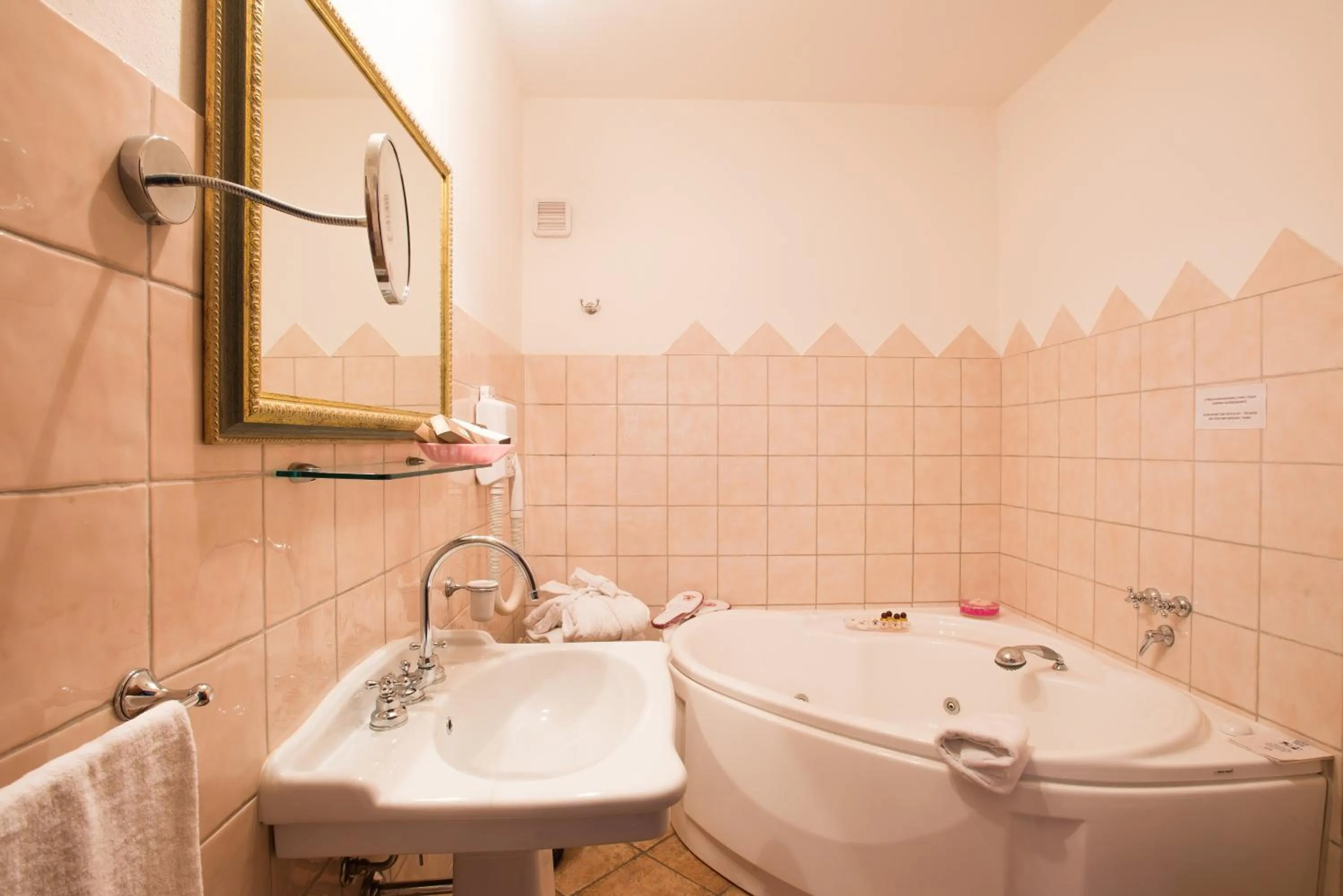 Hot Tub in Hotel Lido degli Spagnoli Wellness & Spa