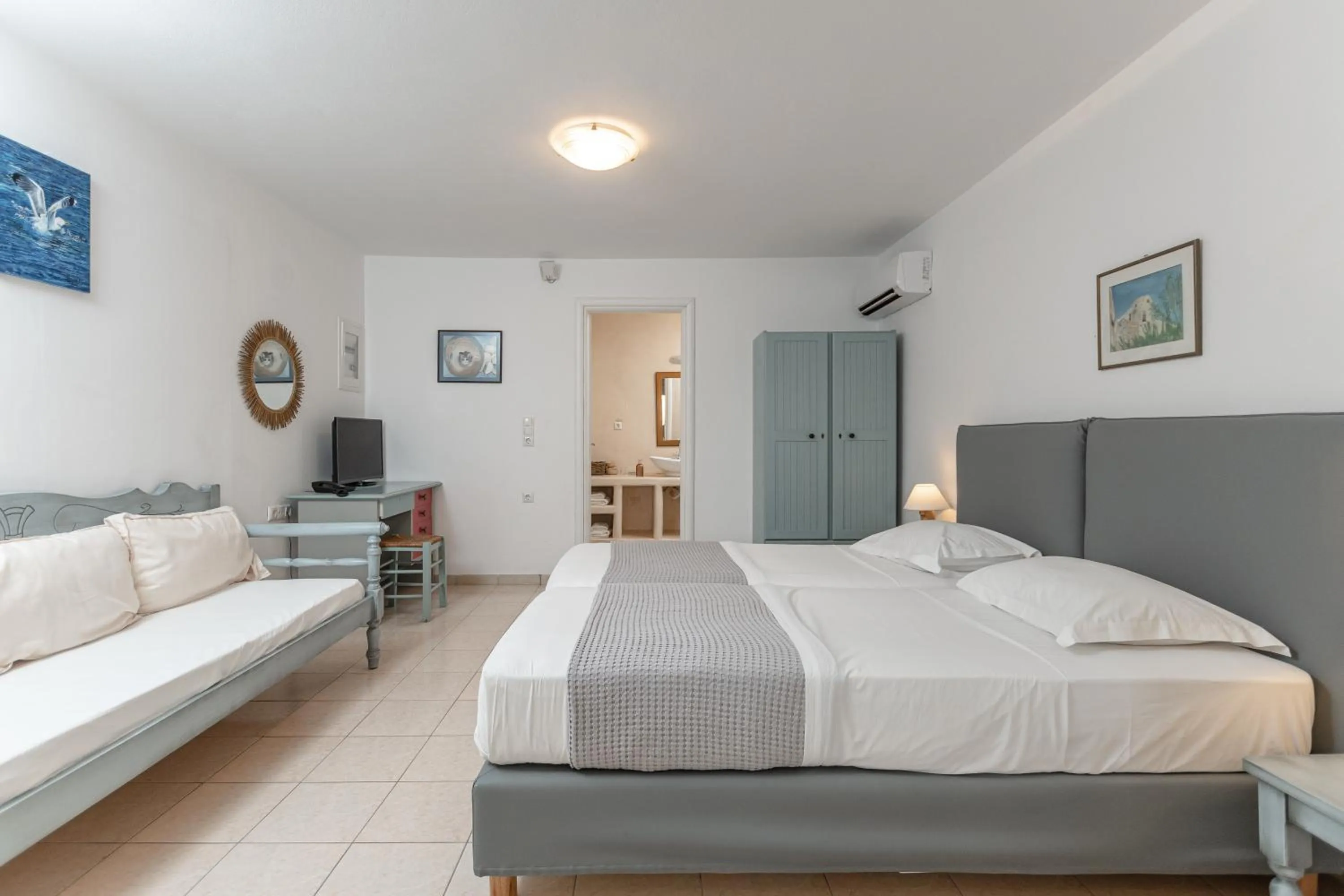 Bed in Annita's Village Hotel