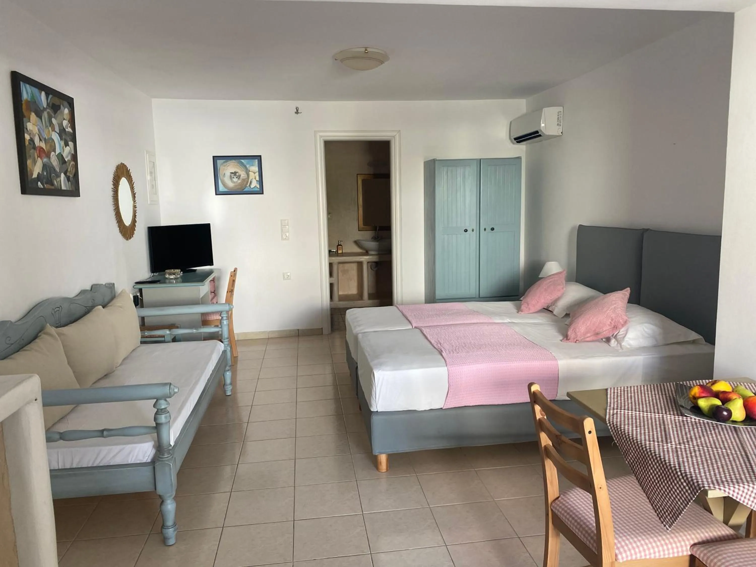 Bed in Annita's Village Hotel