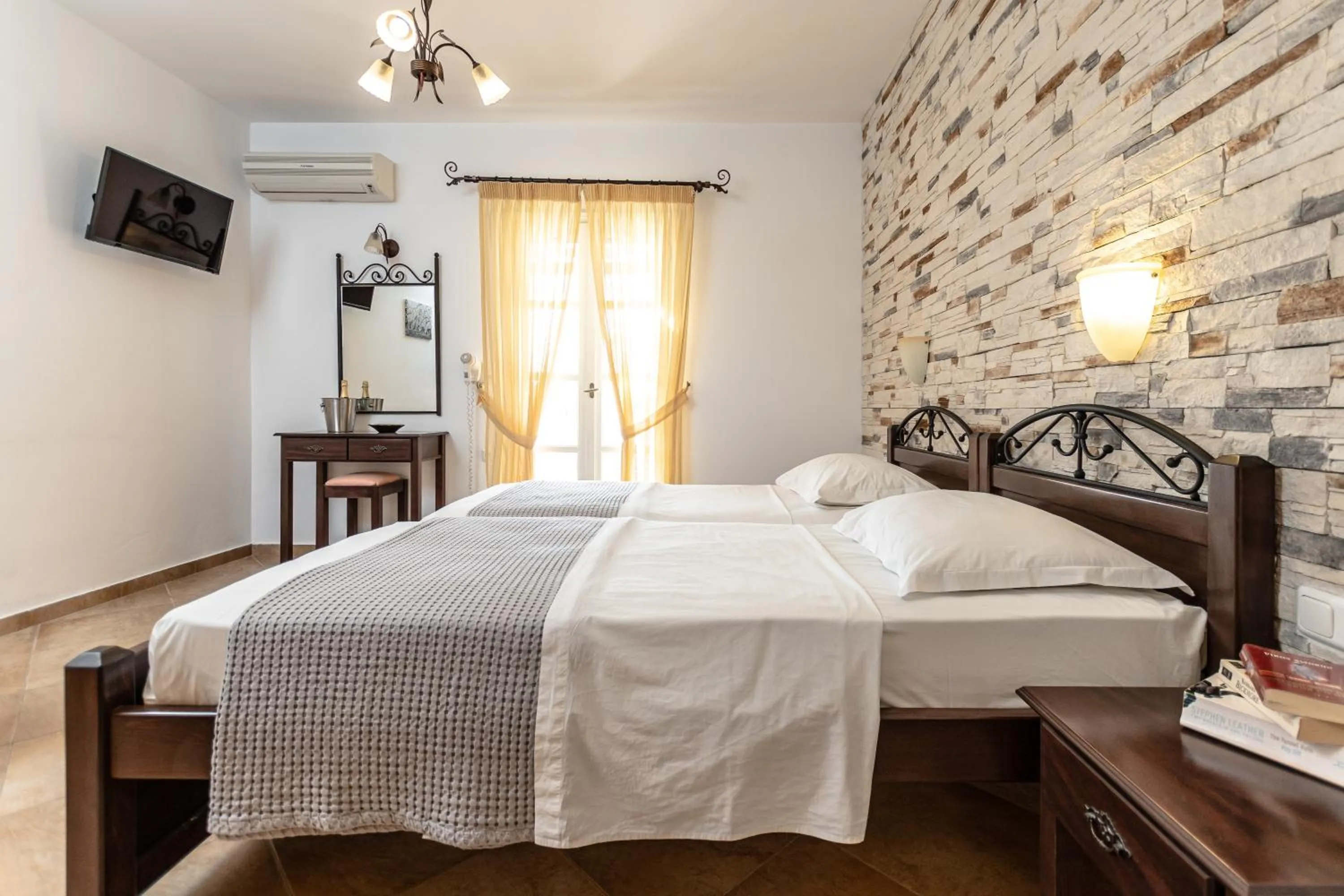 Bed in Annita's Village Hotel