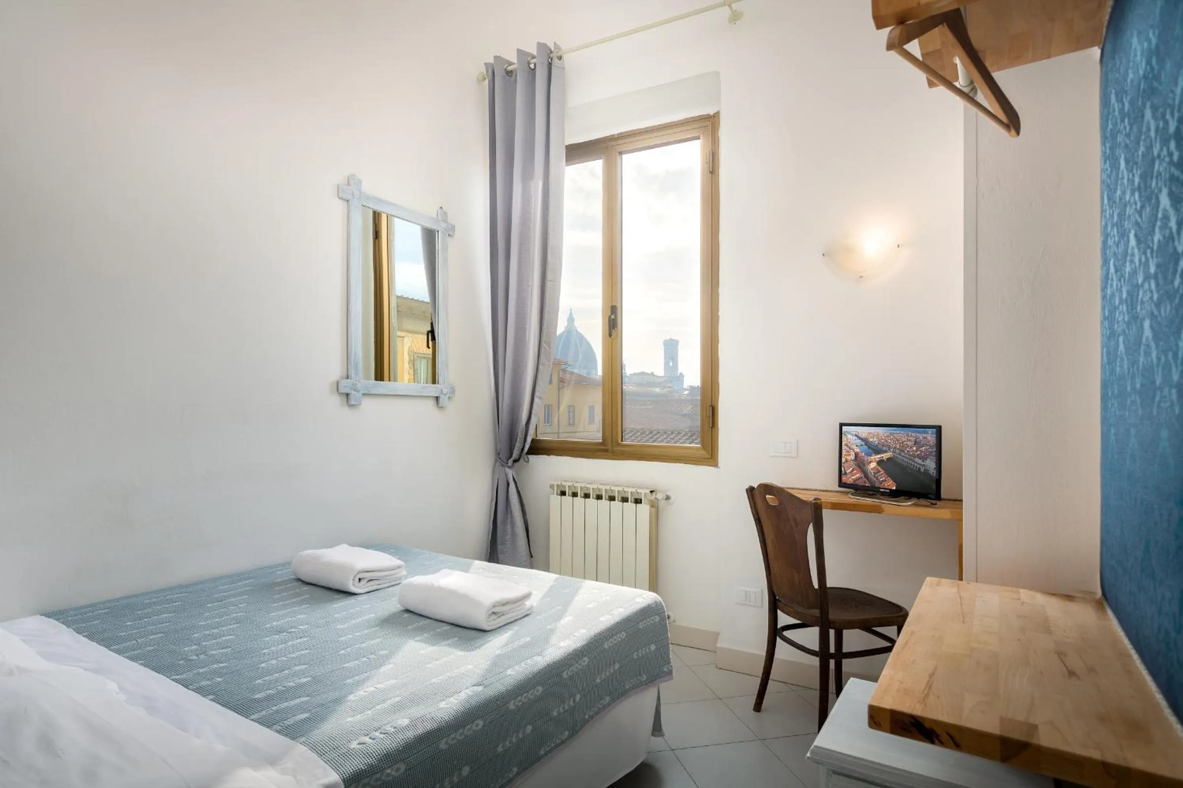 Photo of the whole room, Bed in Adre Majestic View ! Center of Florence !