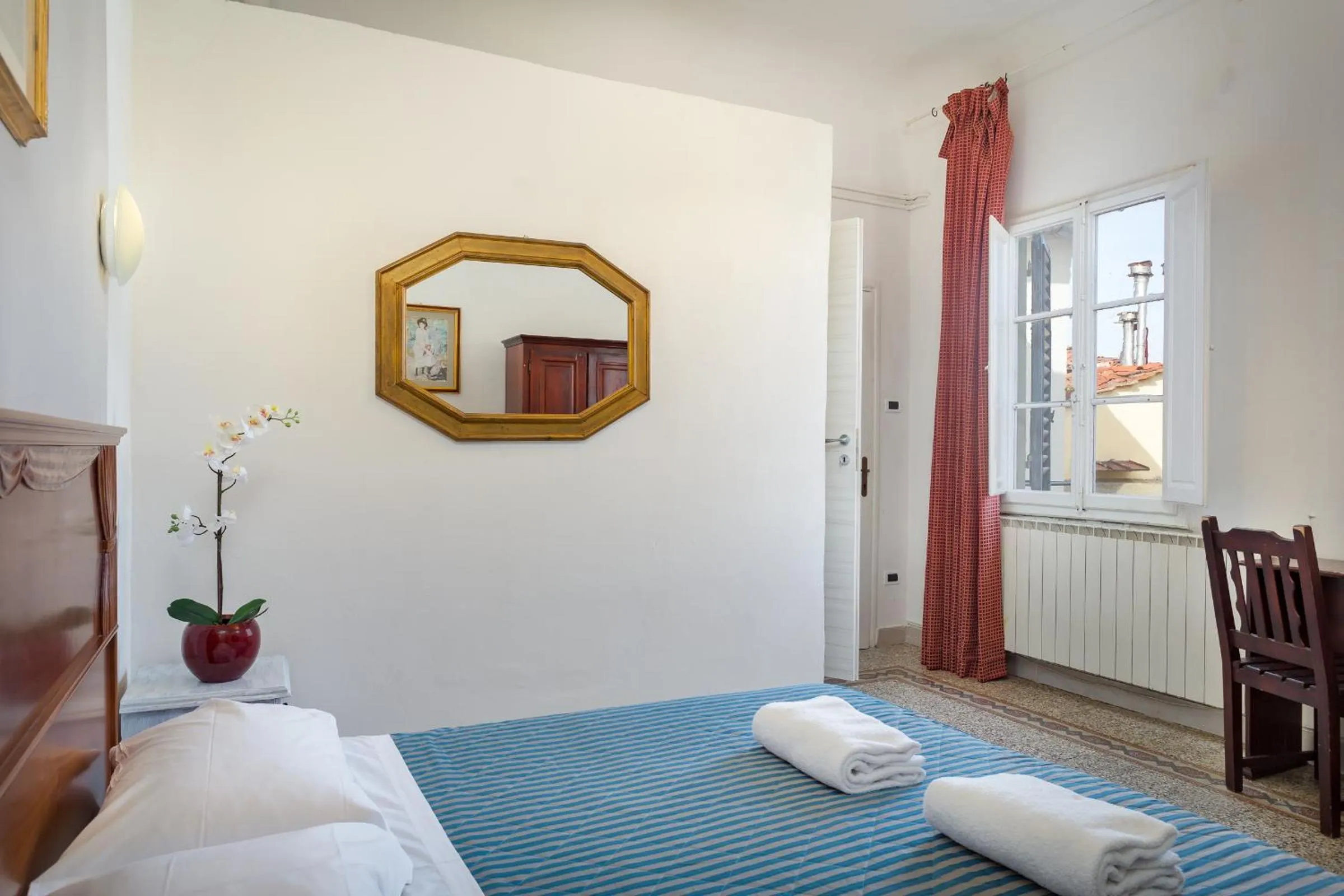 Photo of the whole room, Bed in Adre Majestic View ! Center of Florence !