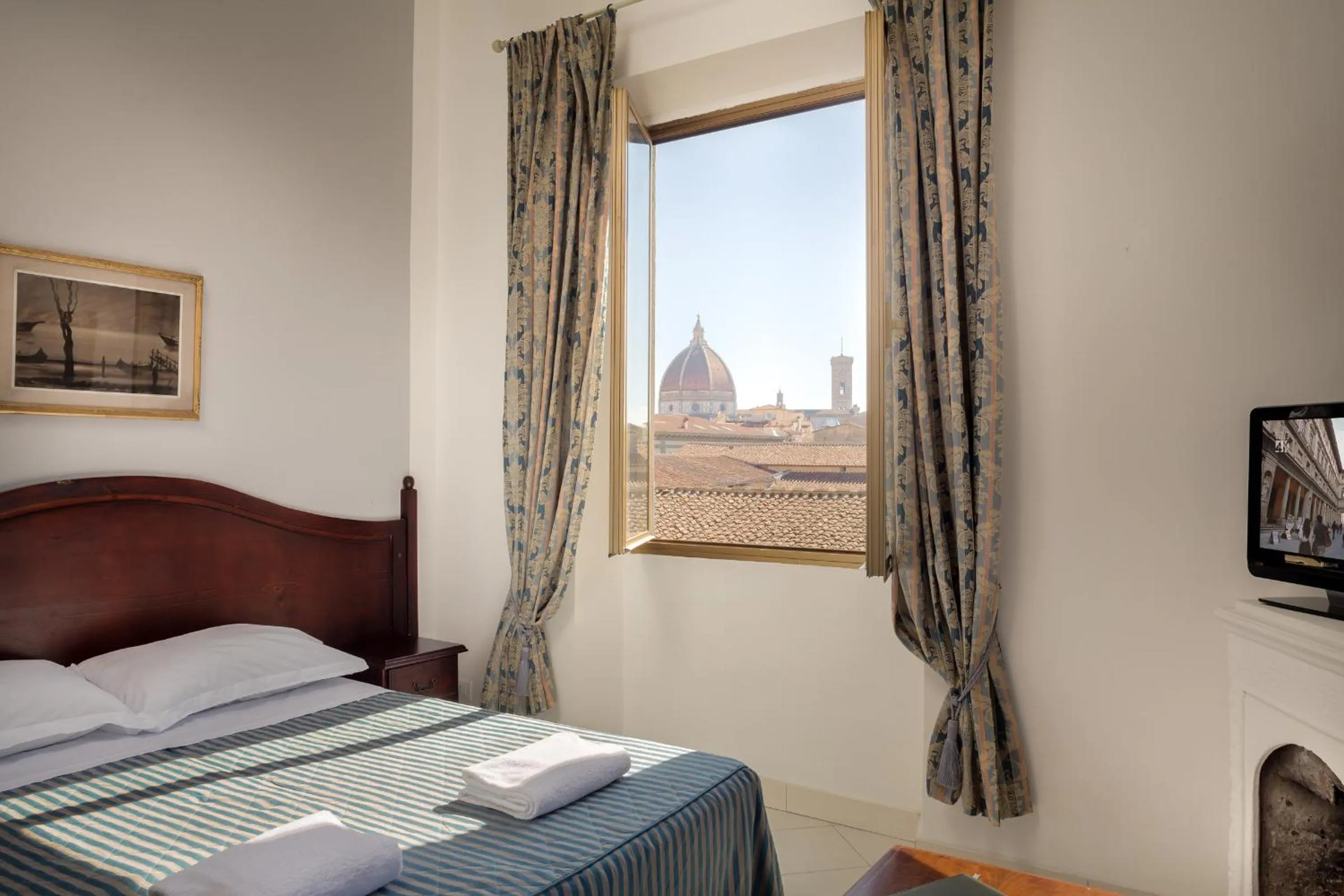 Photo of the whole room, Bed in Adre Majestic View ! Center of Florence !