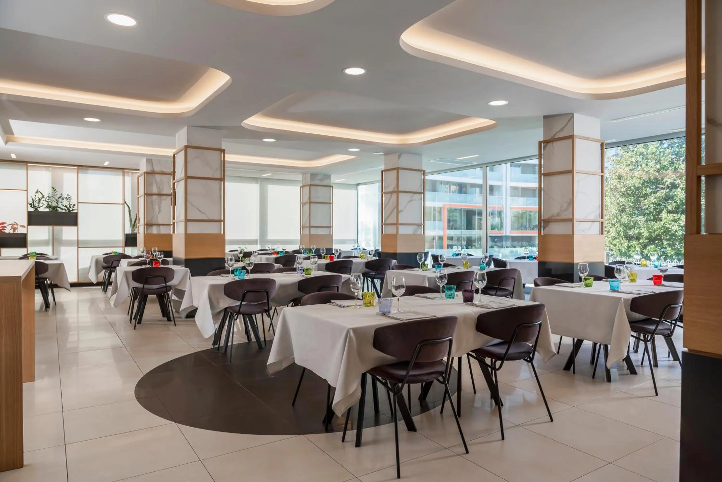 Restaurant/places to eat in Aqua Hotel