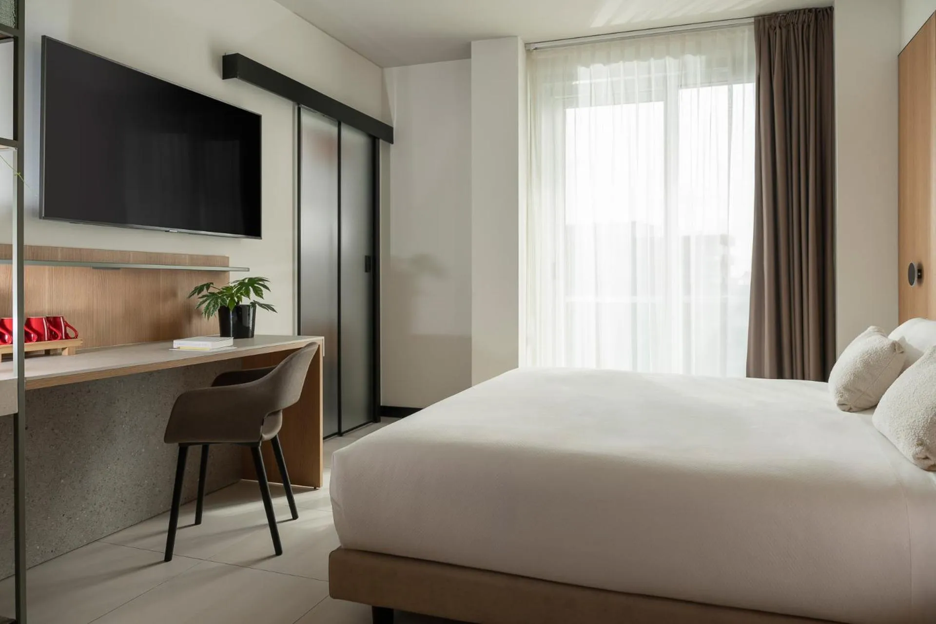 Bedroom, Bed in Aqua Hotel