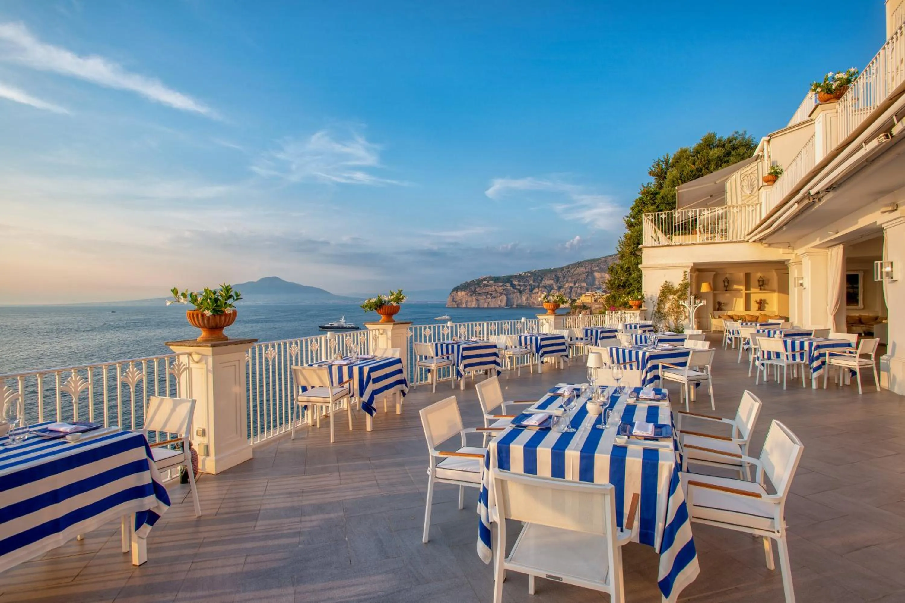 Restaurant/places to eat in Grand Hotel Riviera