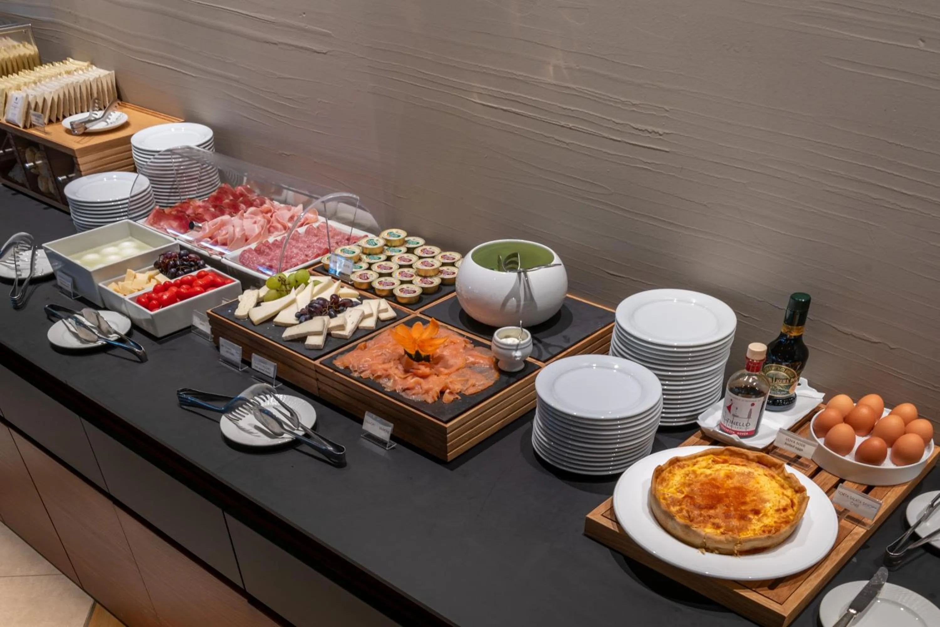 Buffet breakfast in Il Boscareto Resort & Spa