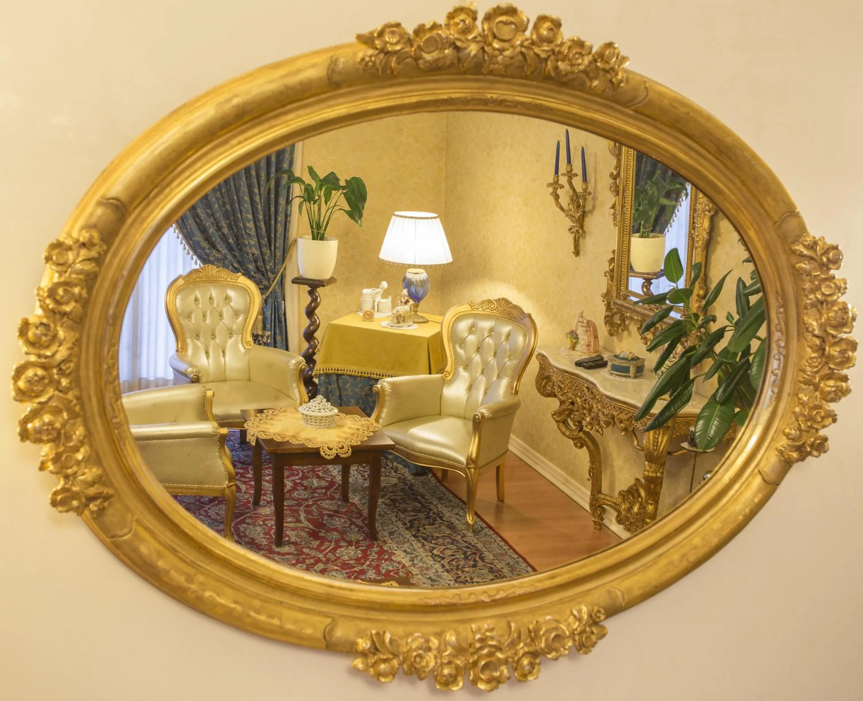 Communal lounge/ TV room in Hotel Doge