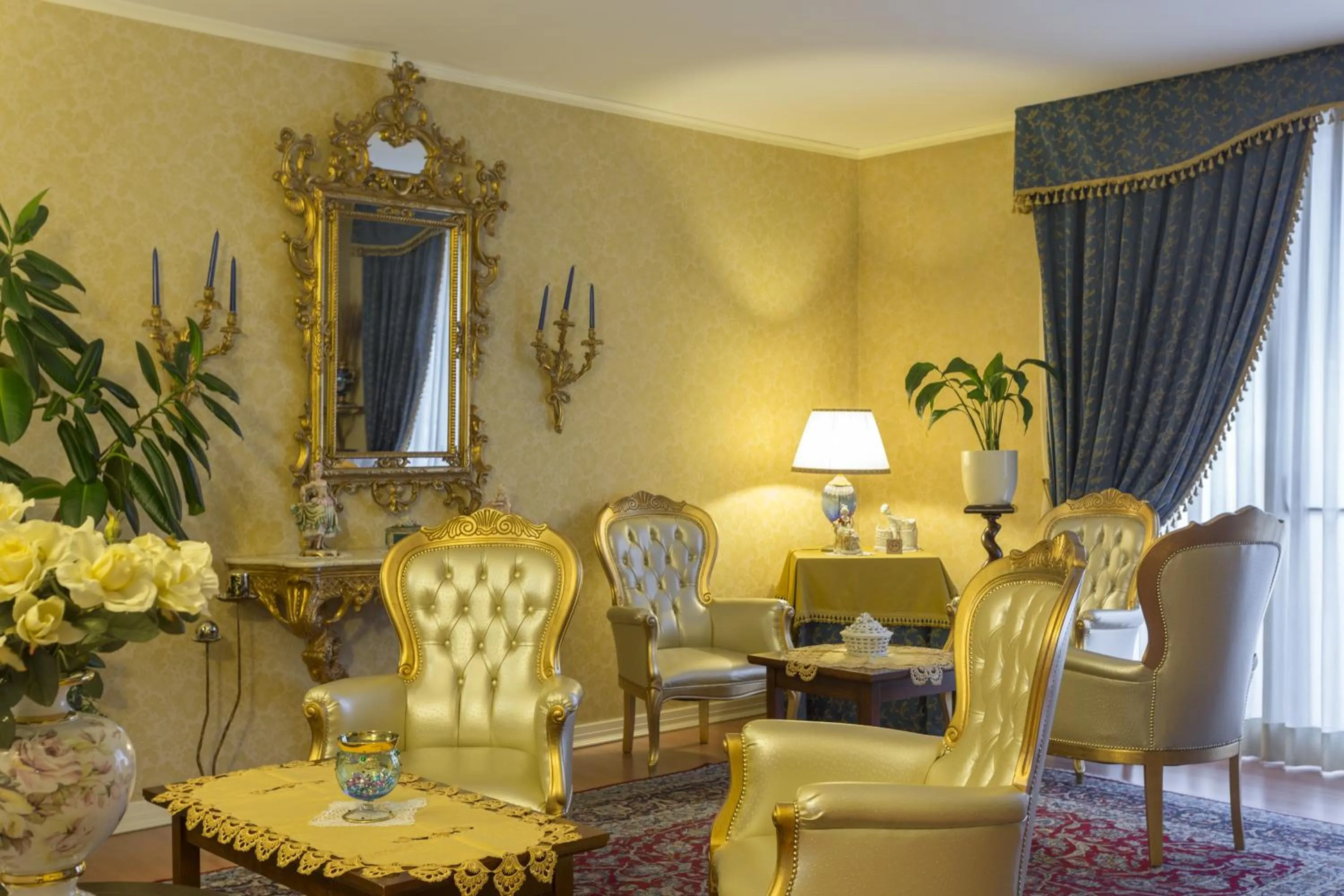 Communal lounge/ TV room in Hotel Doge