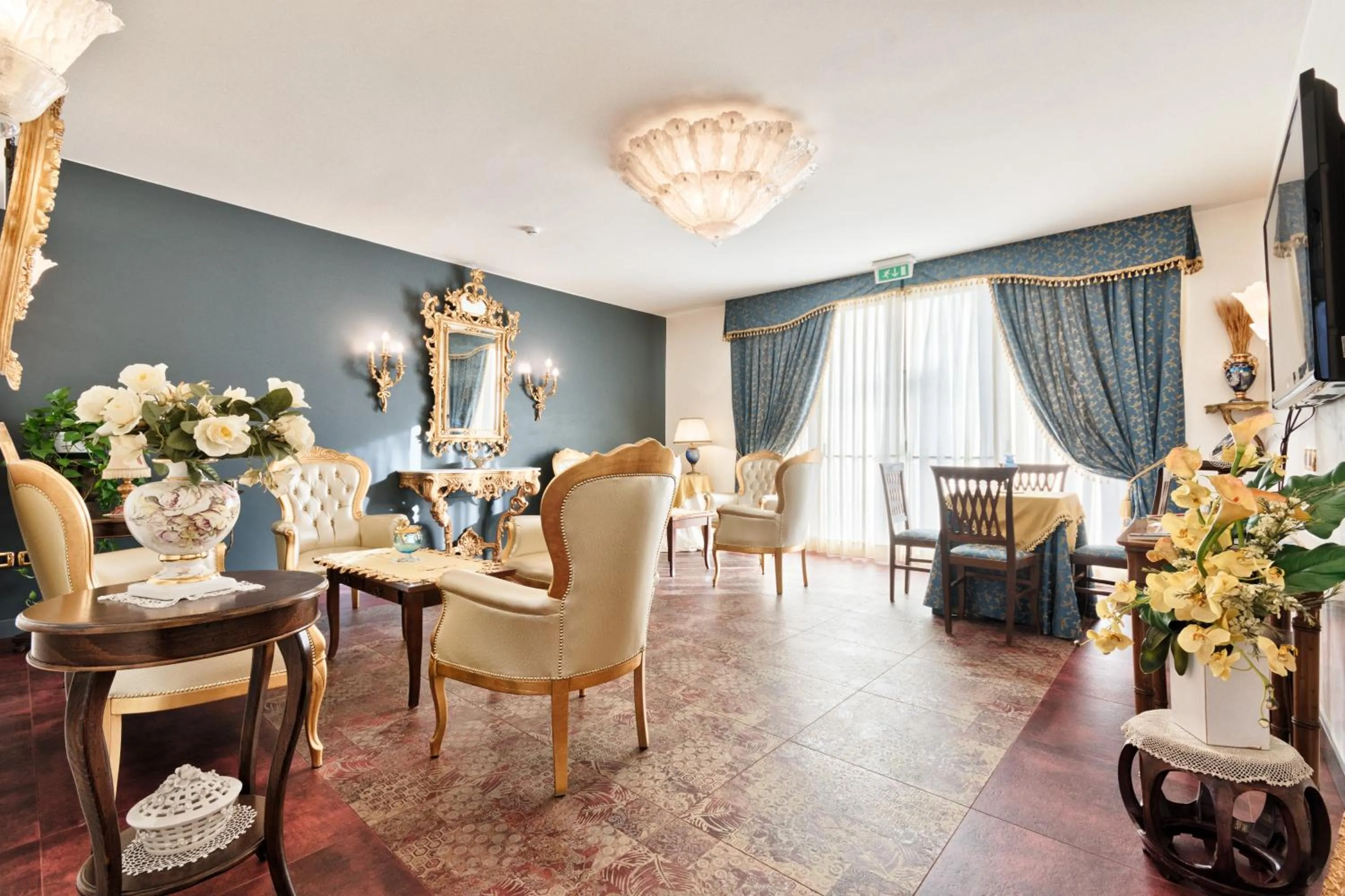 Communal lounge/ TV room in Hotel Doge