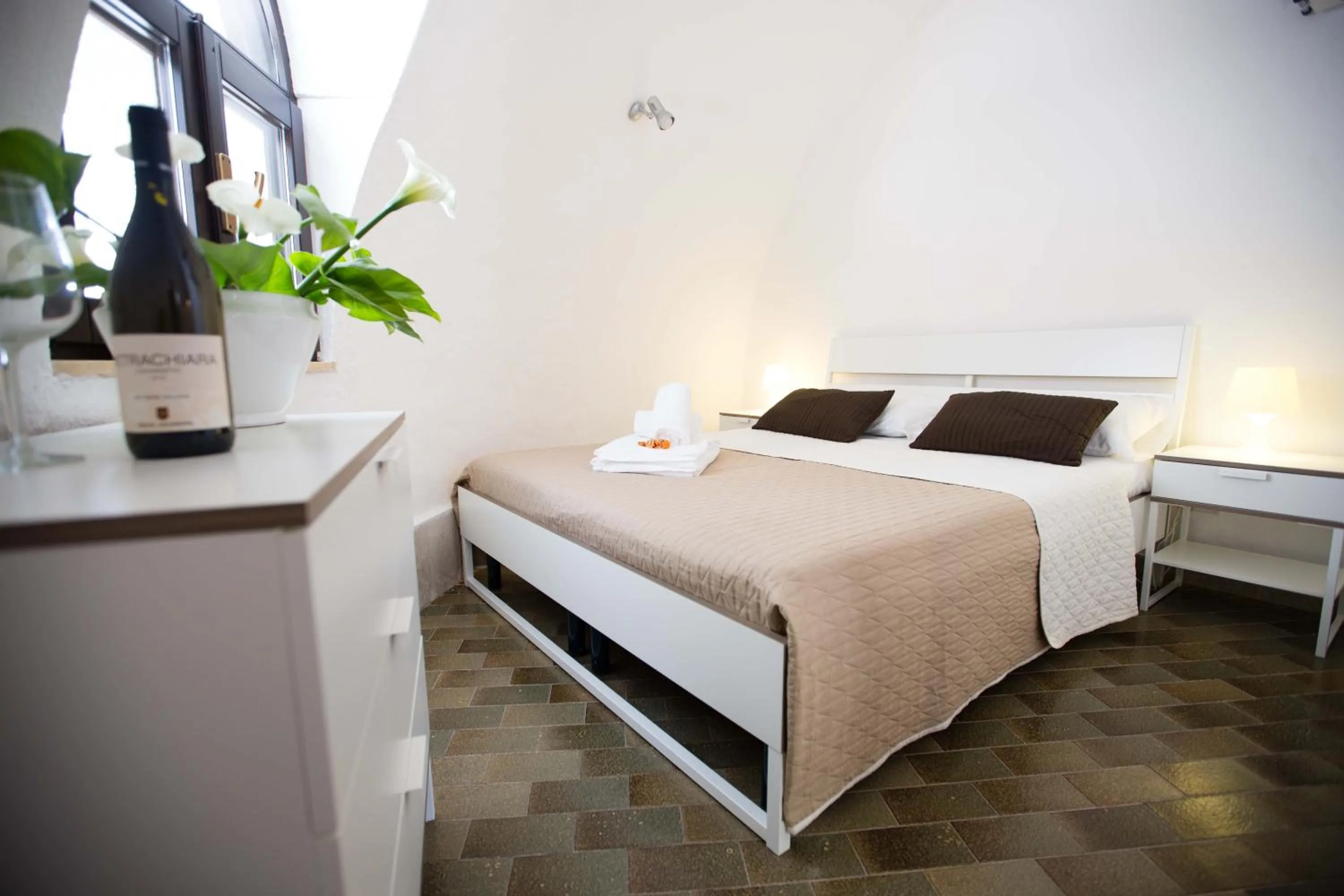 Photo of the whole room, Bed in Residence Guidaloca