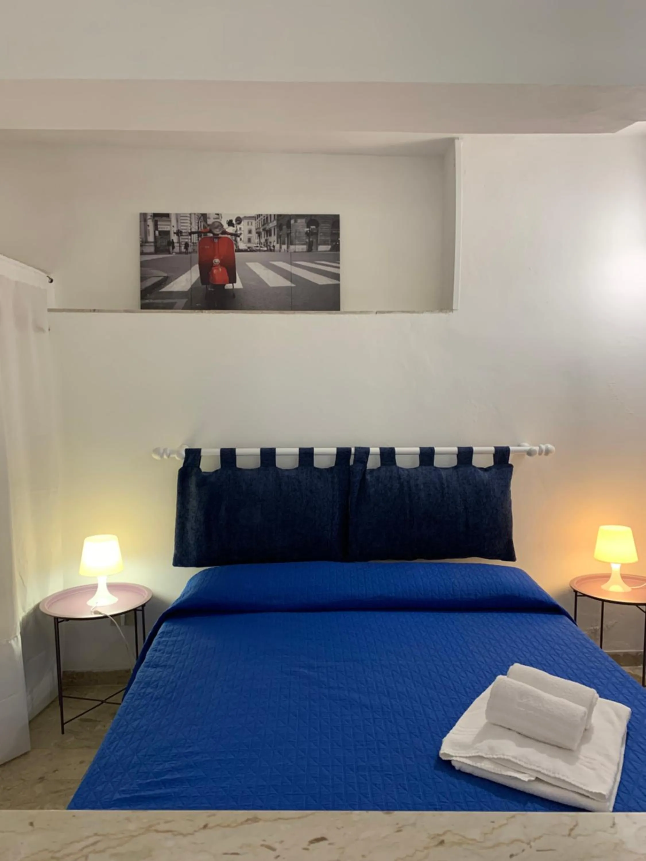 Photo of the whole room, Bed in Residence Guidaloca