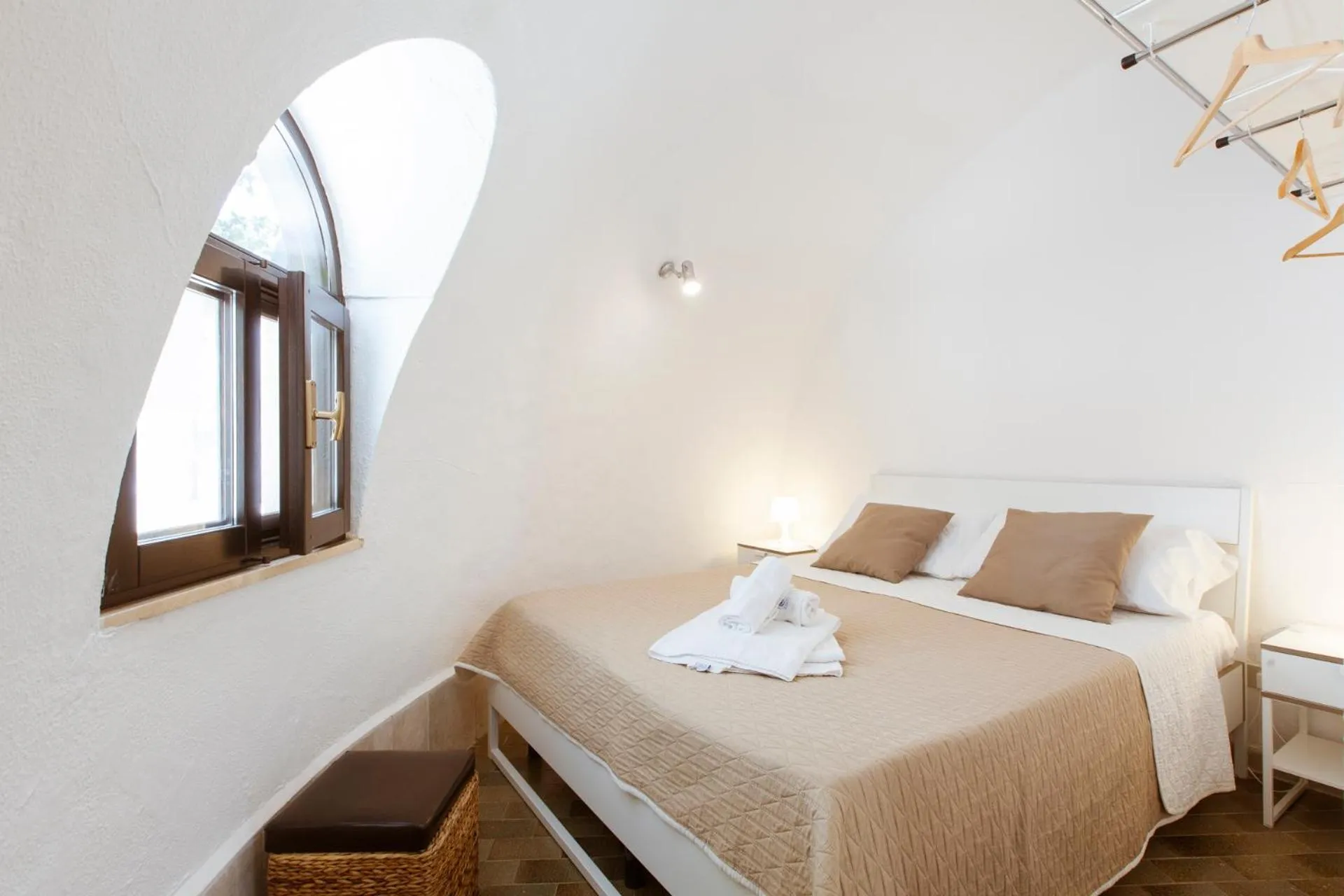 Photo of the whole room, Bed in Residence Guidaloca