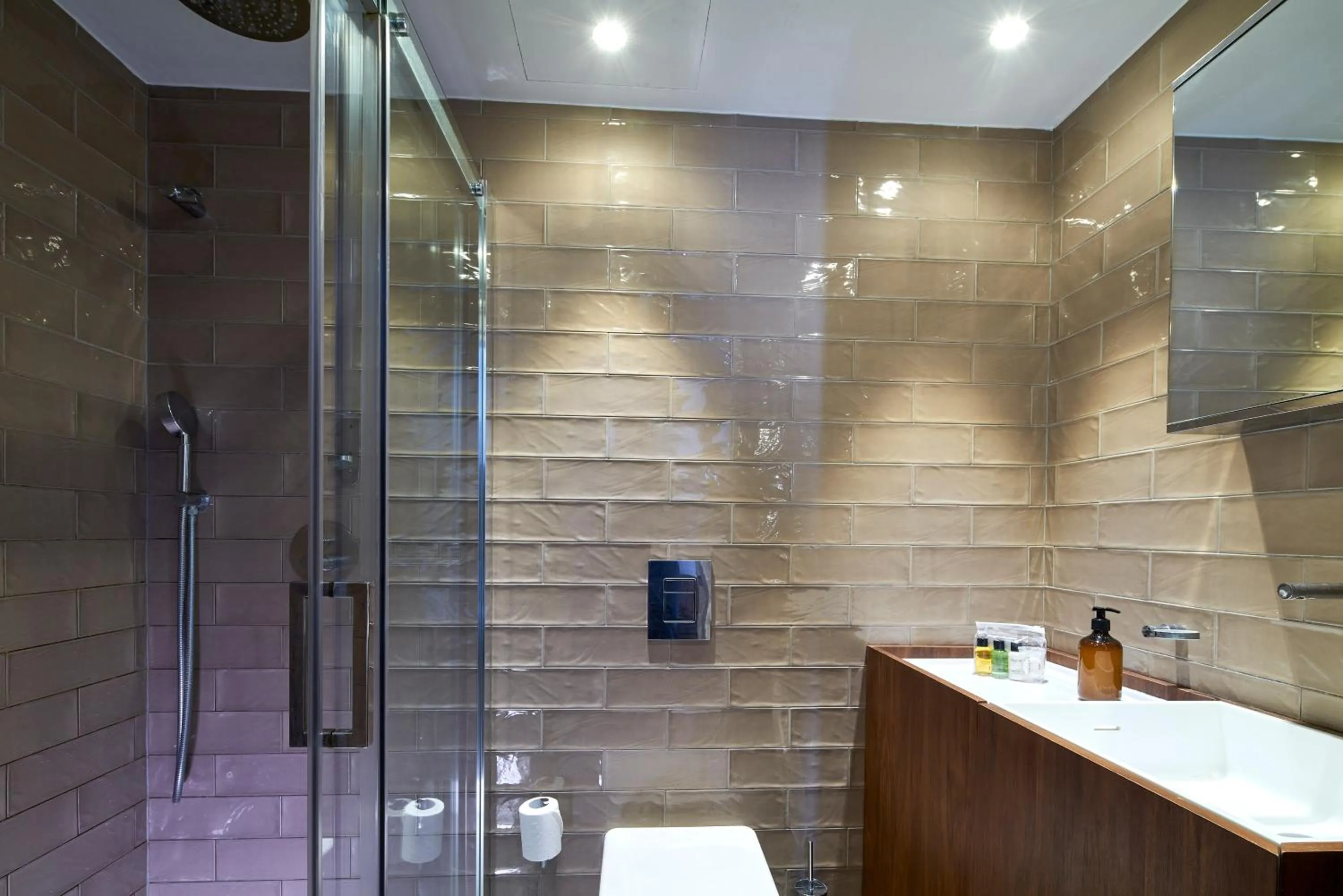 Shower in London Paddington Apartments