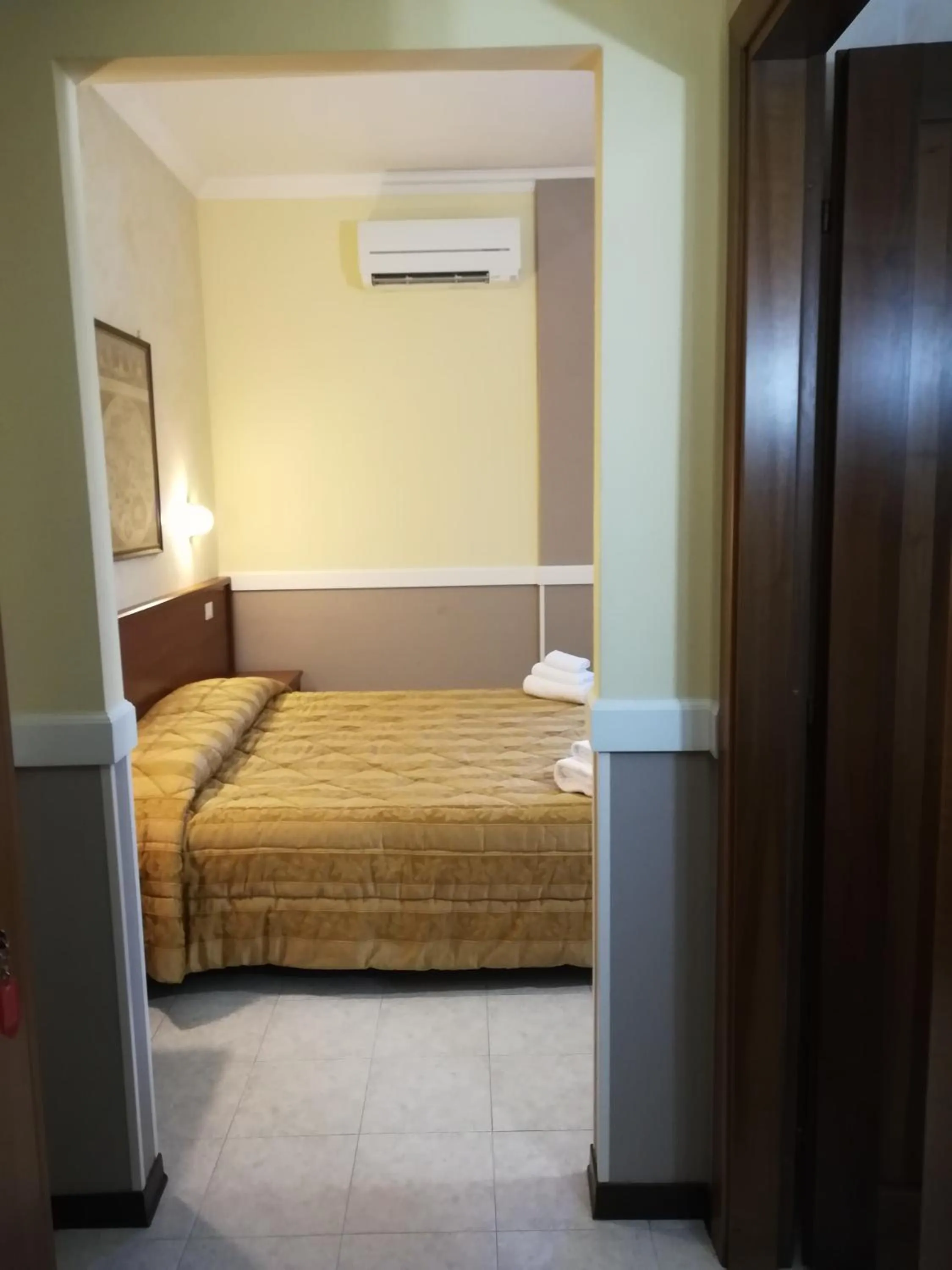 Bed in Hotel Marco Polo SELF CHECK-IN