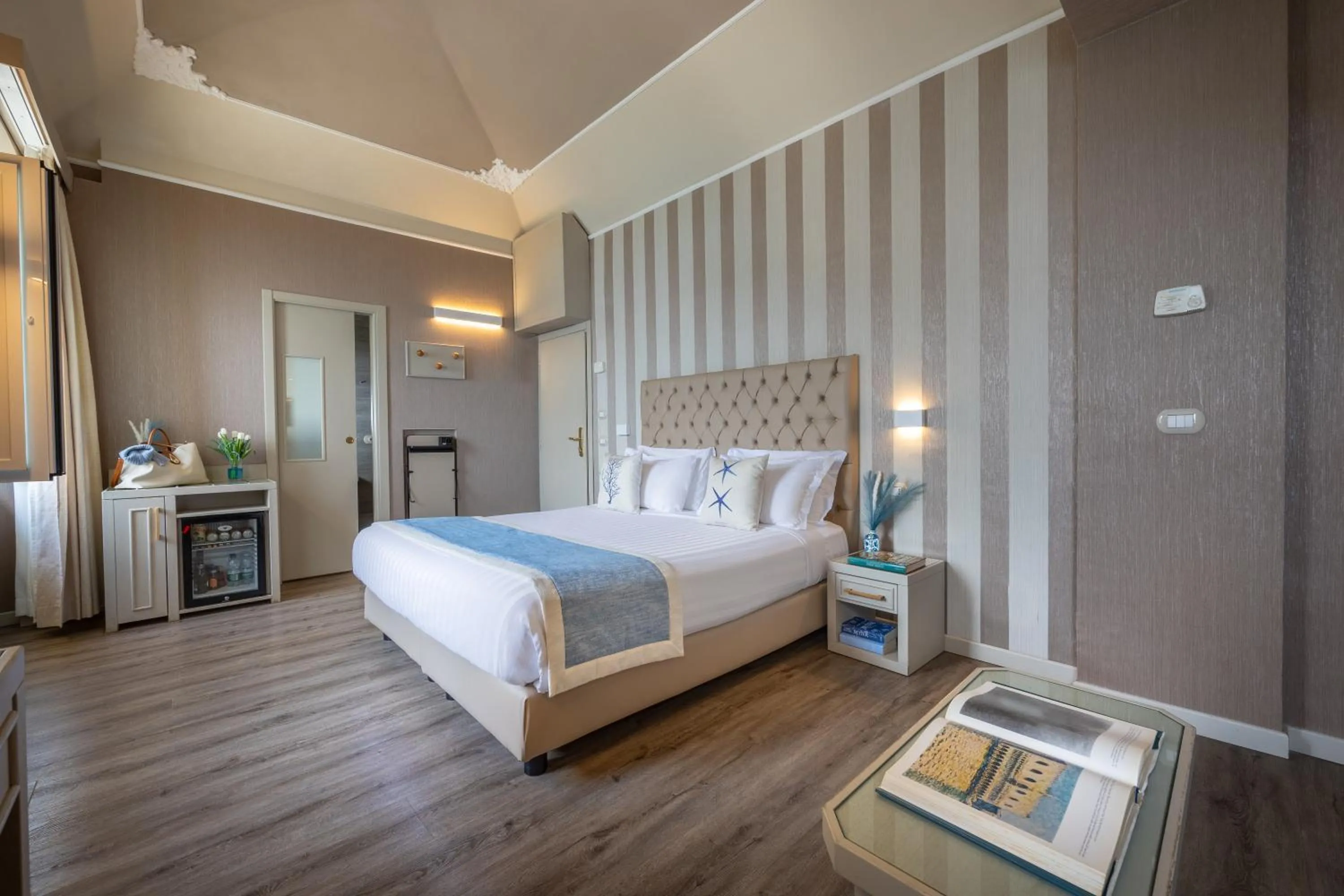 Bedroom, Bed in Hotel Metropole