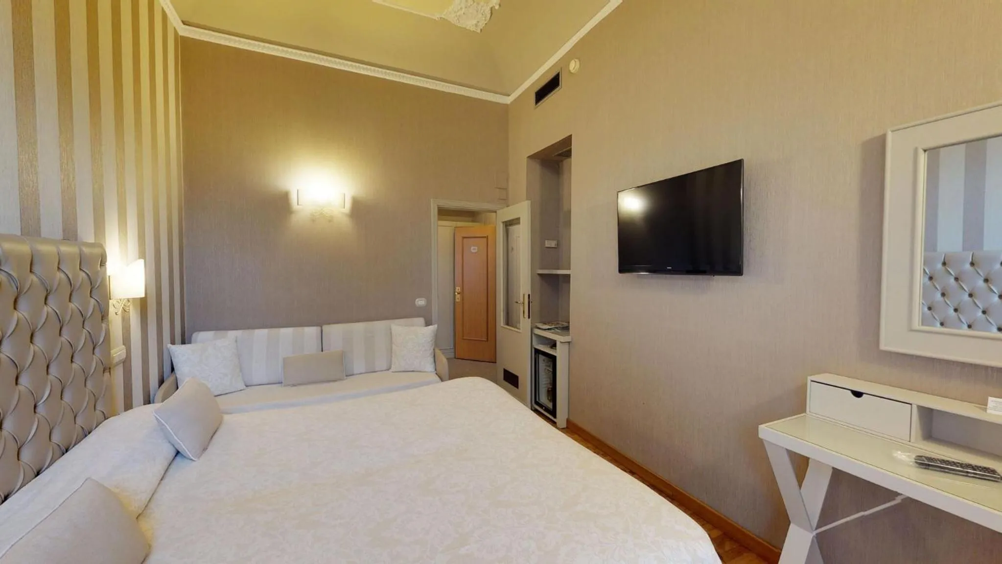 Photo of the whole room, Bed in Hotel Metropole