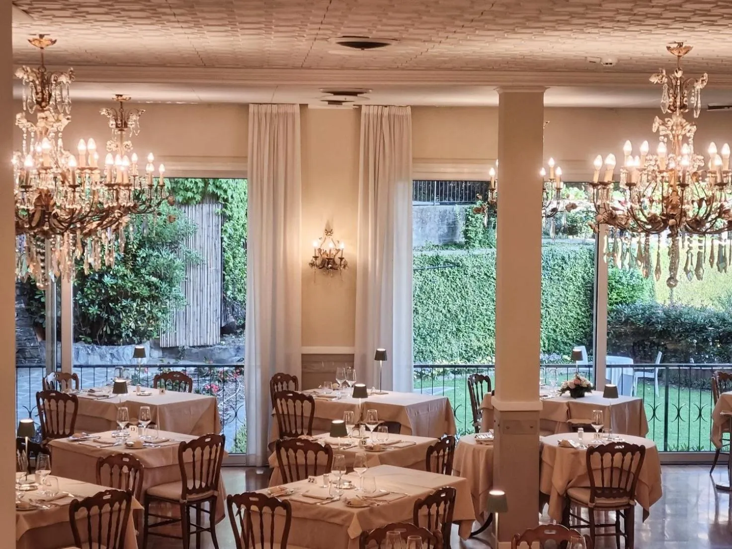 Restaurant/places to eat in Hotel Metropole