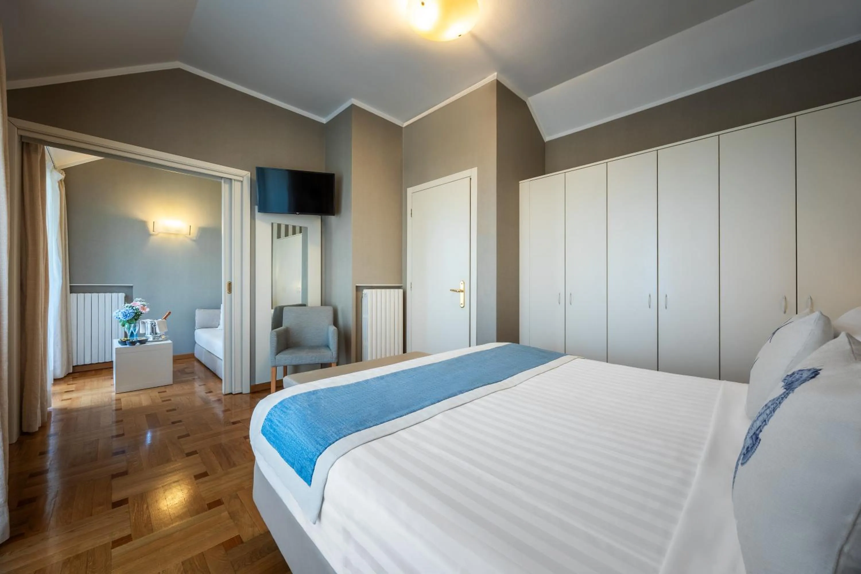 Bedroom, Bed in Hotel Metropole