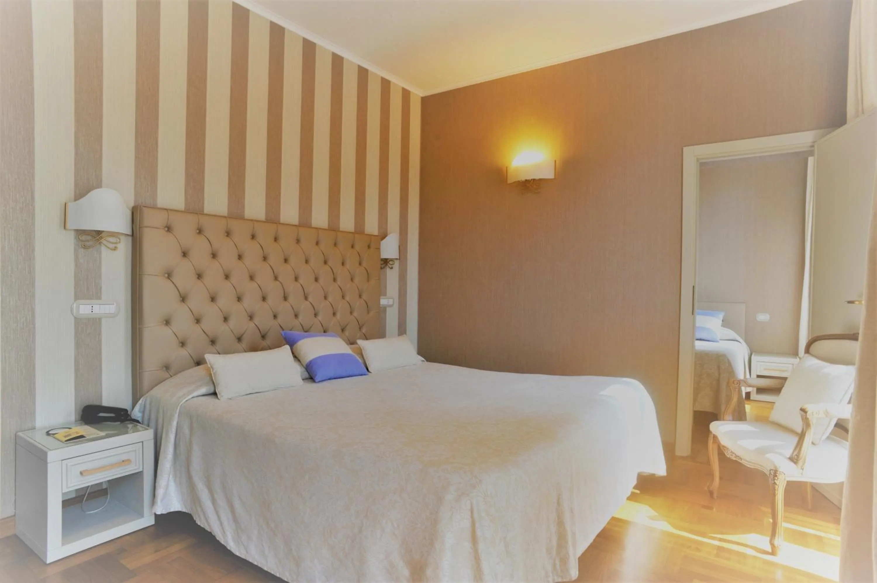 Photo of the whole room, Bed in Hotel Metropole