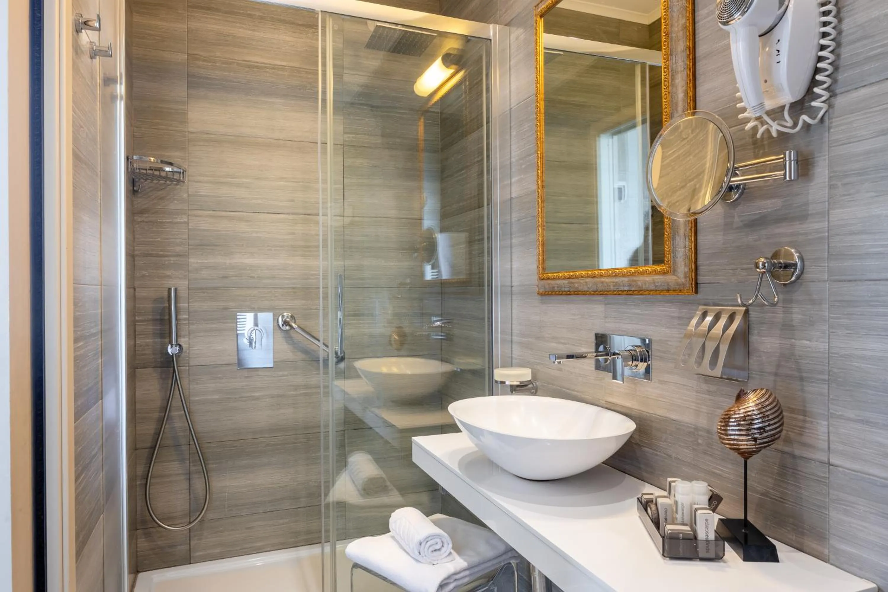 Shower in Hotel Metropole