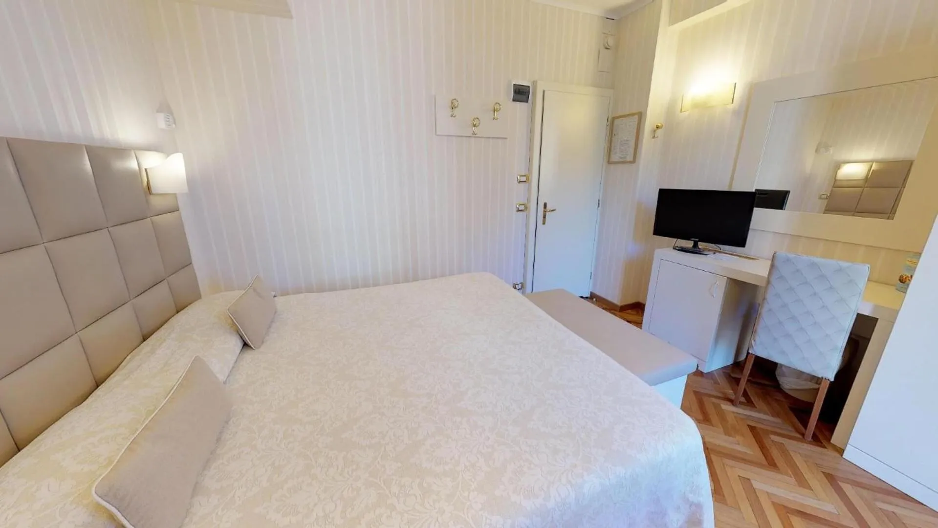 Photo of the whole room, Bed in Hotel Metropole