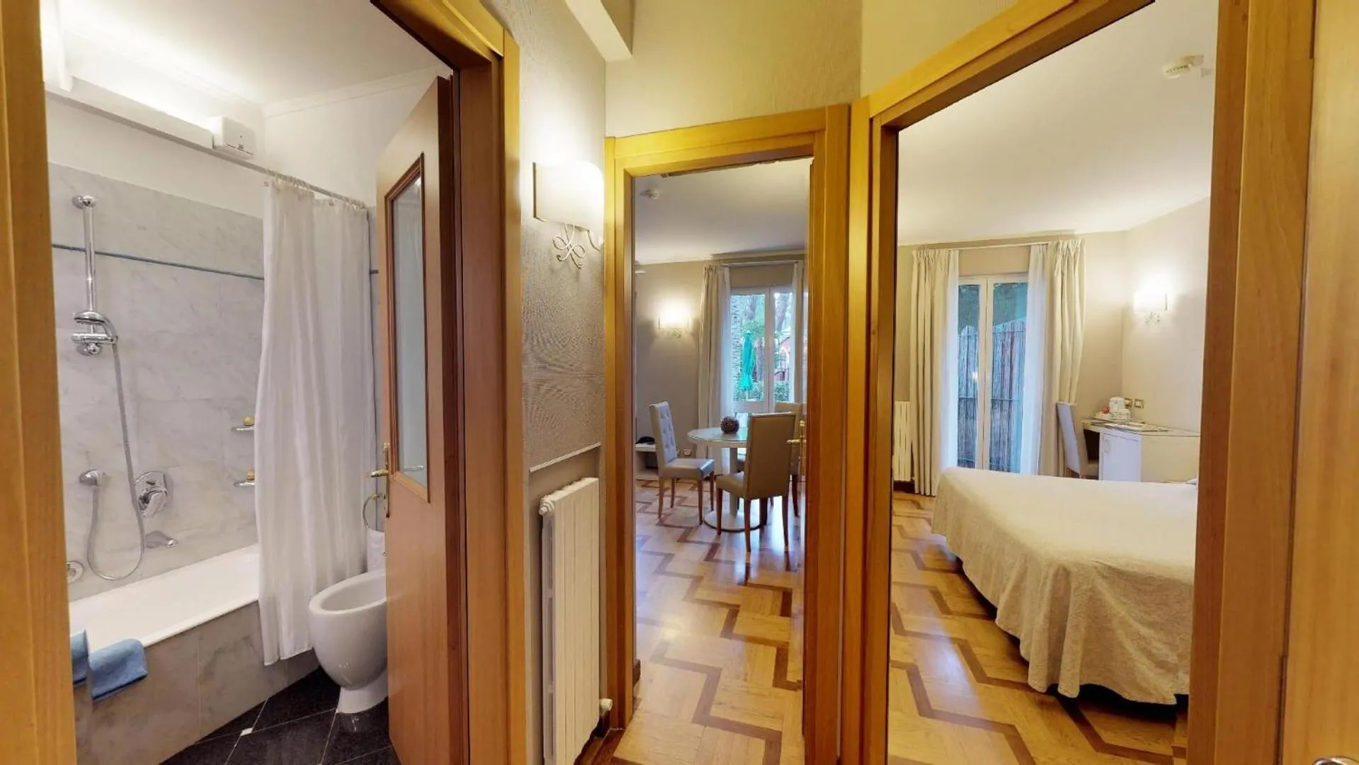 Photo of the whole room, Bed in Hotel Metropole