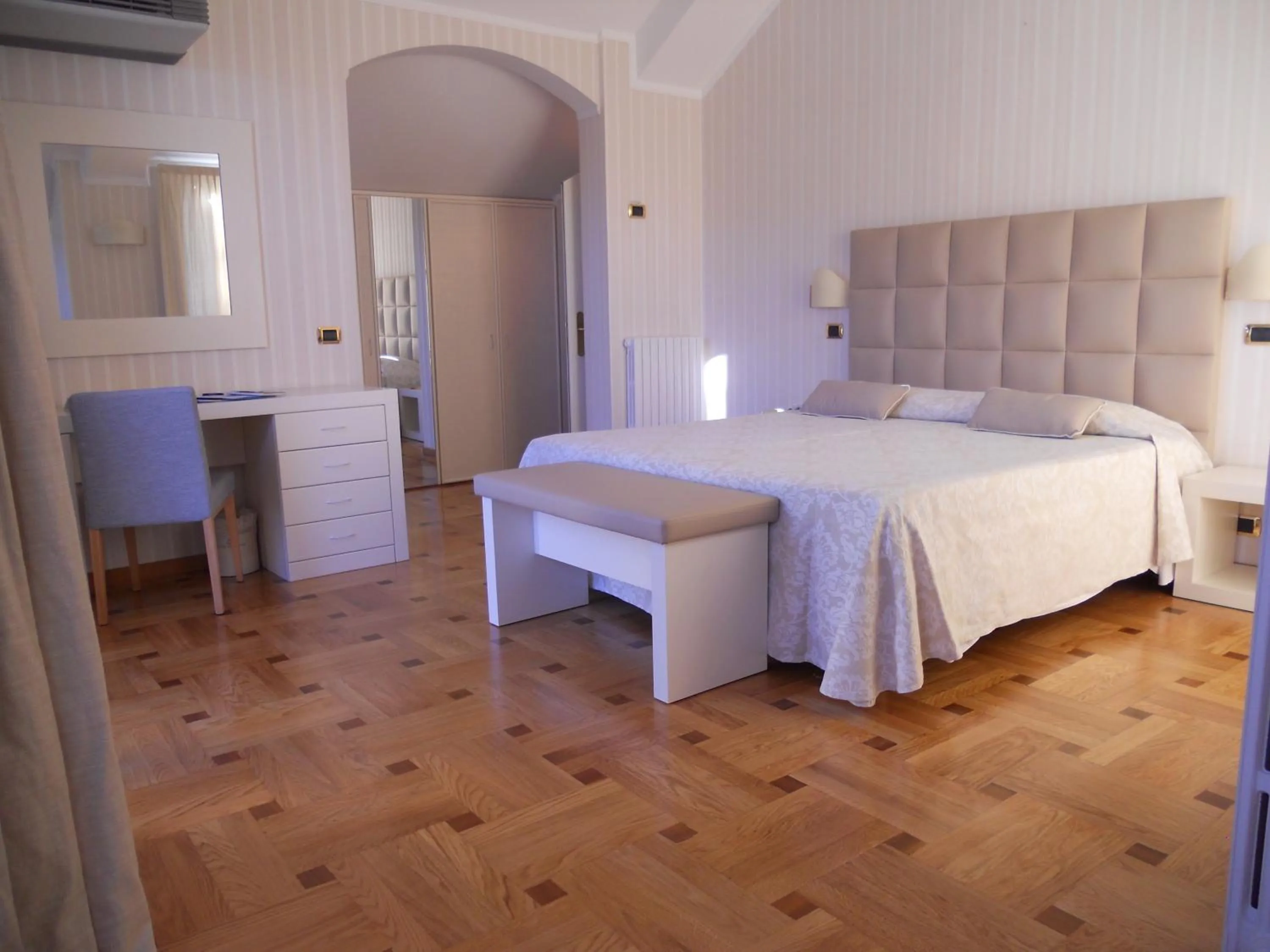 Photo of the whole room, Bed in Hotel Metropole