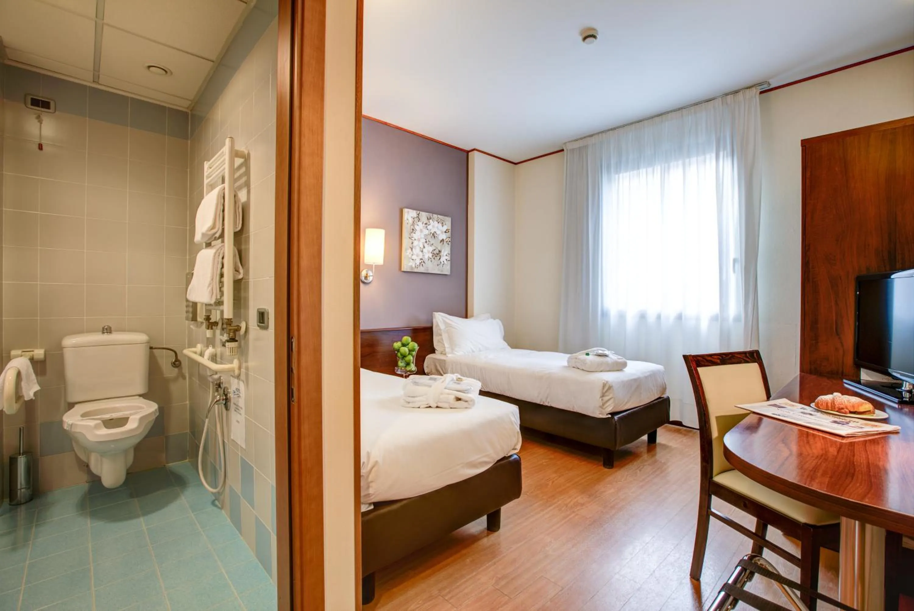 Toilet, Bed in Hotel Europa