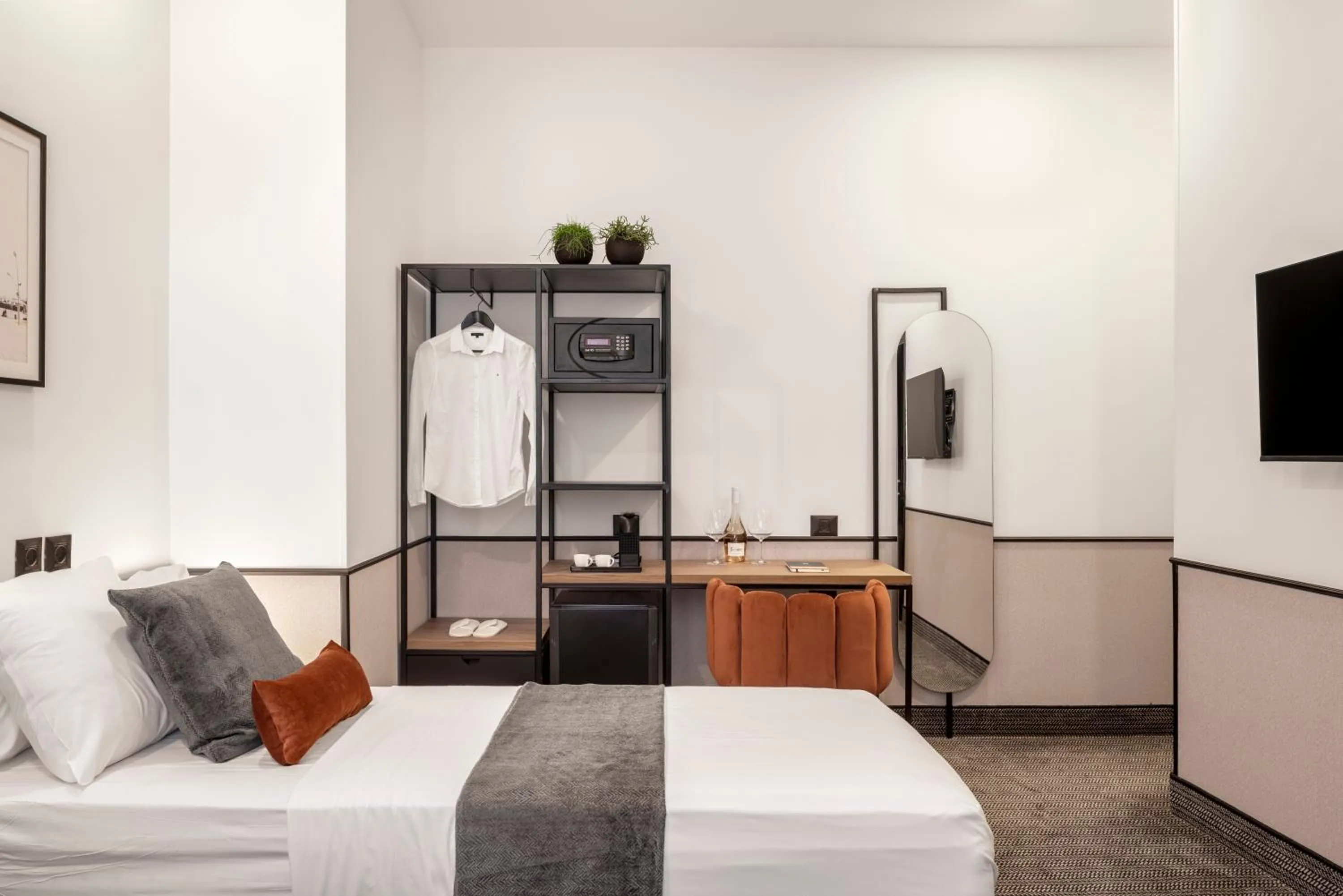 Photo of the whole room, Bed in The New Port Hotel TLV