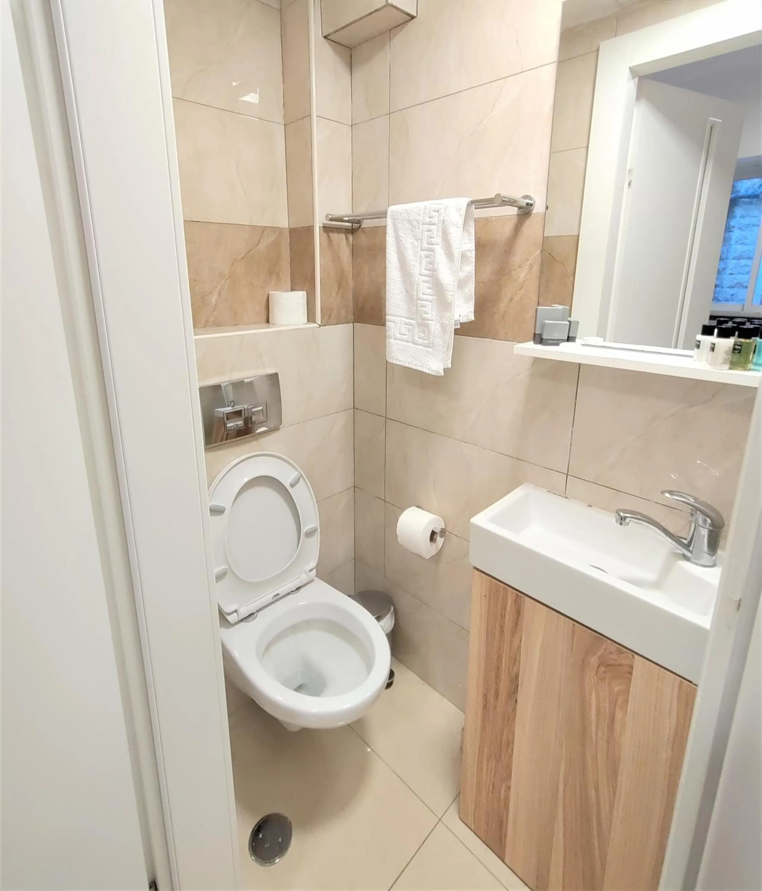 Toilet in La Perle Jerusalem City Center - Self Check-in hotel