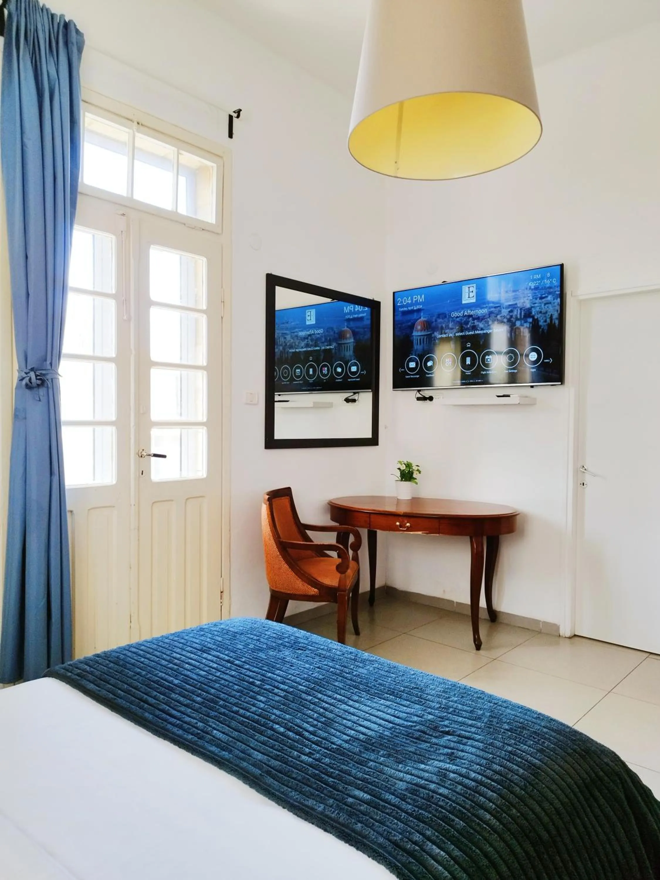 Living room, Bed in Eden Hotel