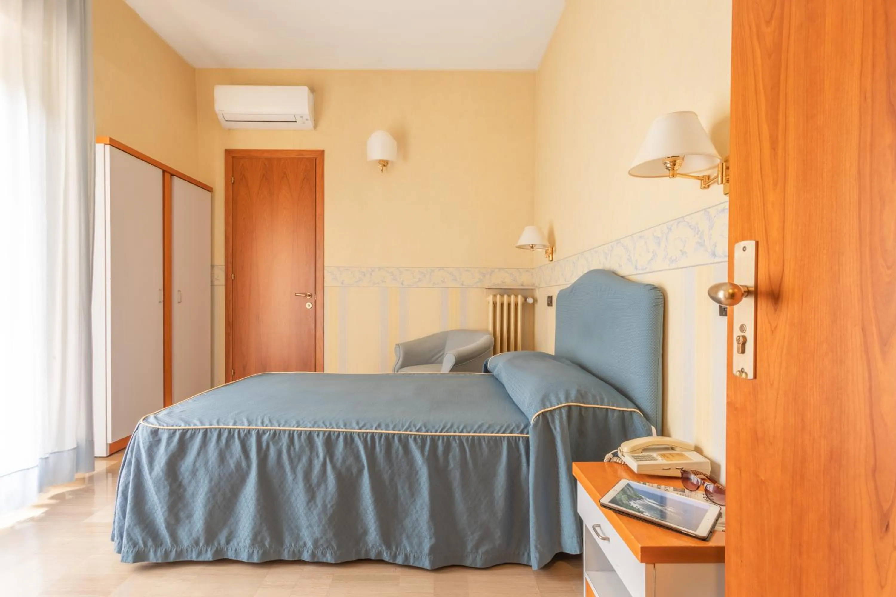 Bedroom, Bed in Hotel Touring