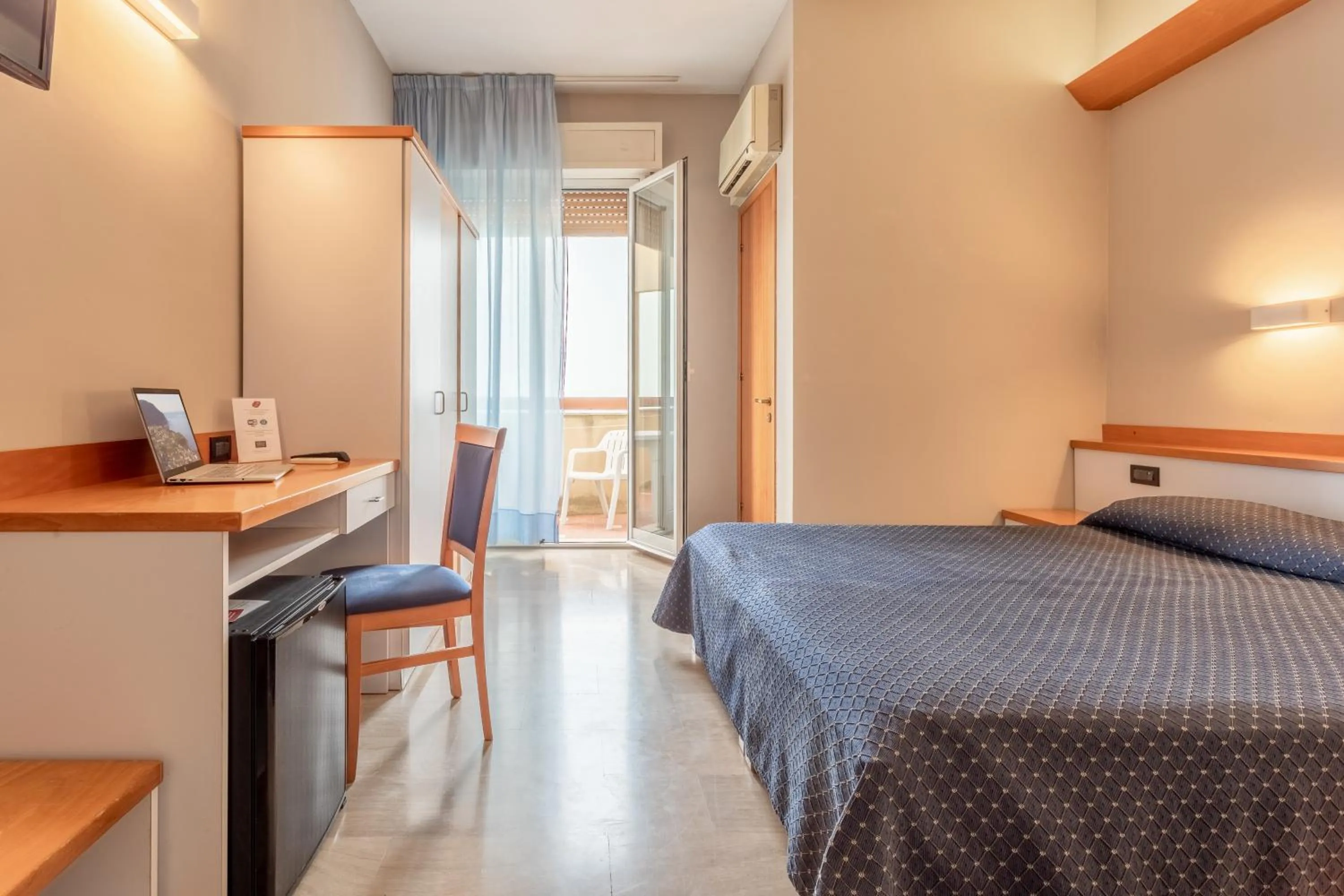 Bedroom, Bed in Hotel Touring