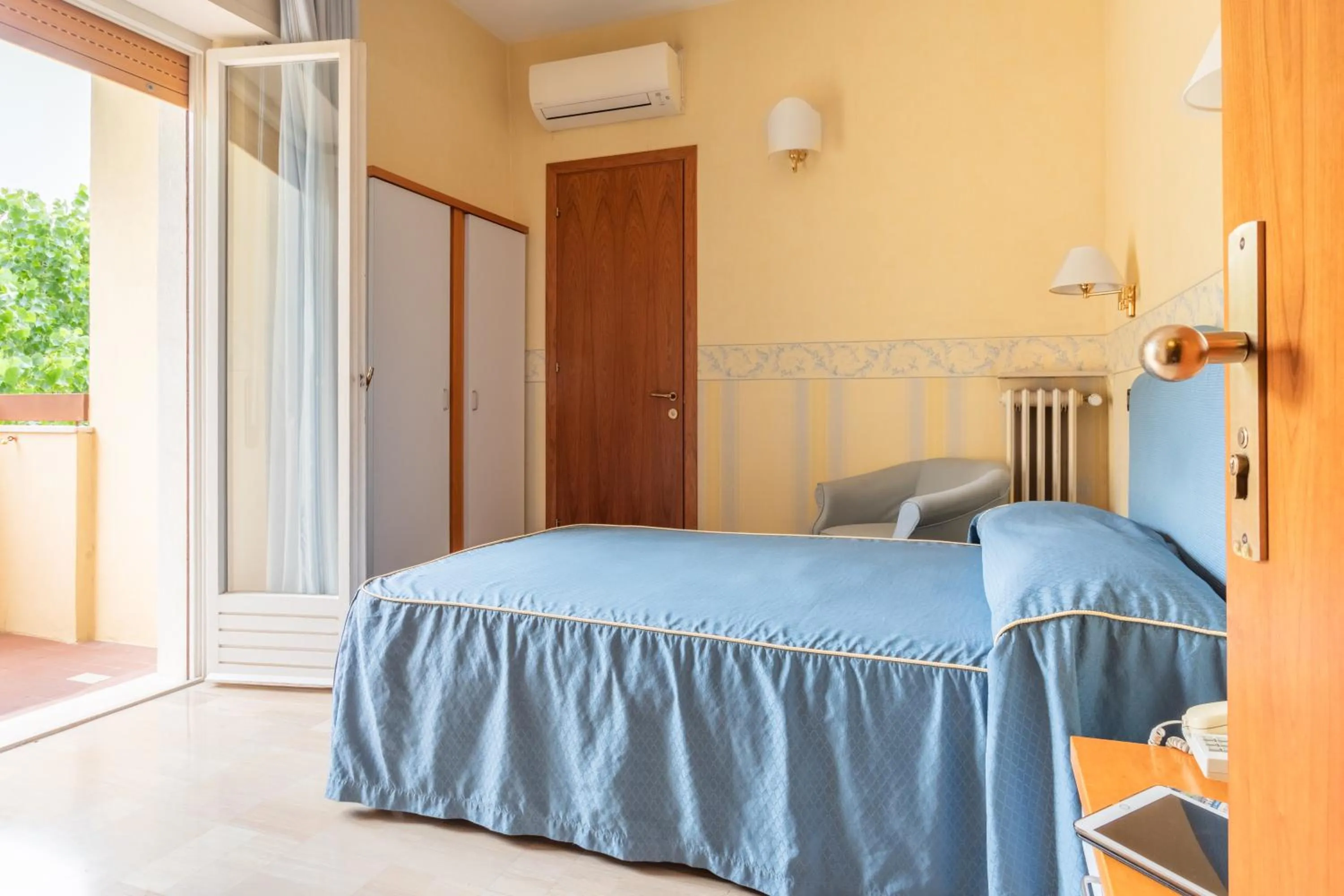 Bedroom, Bed in Hotel Touring