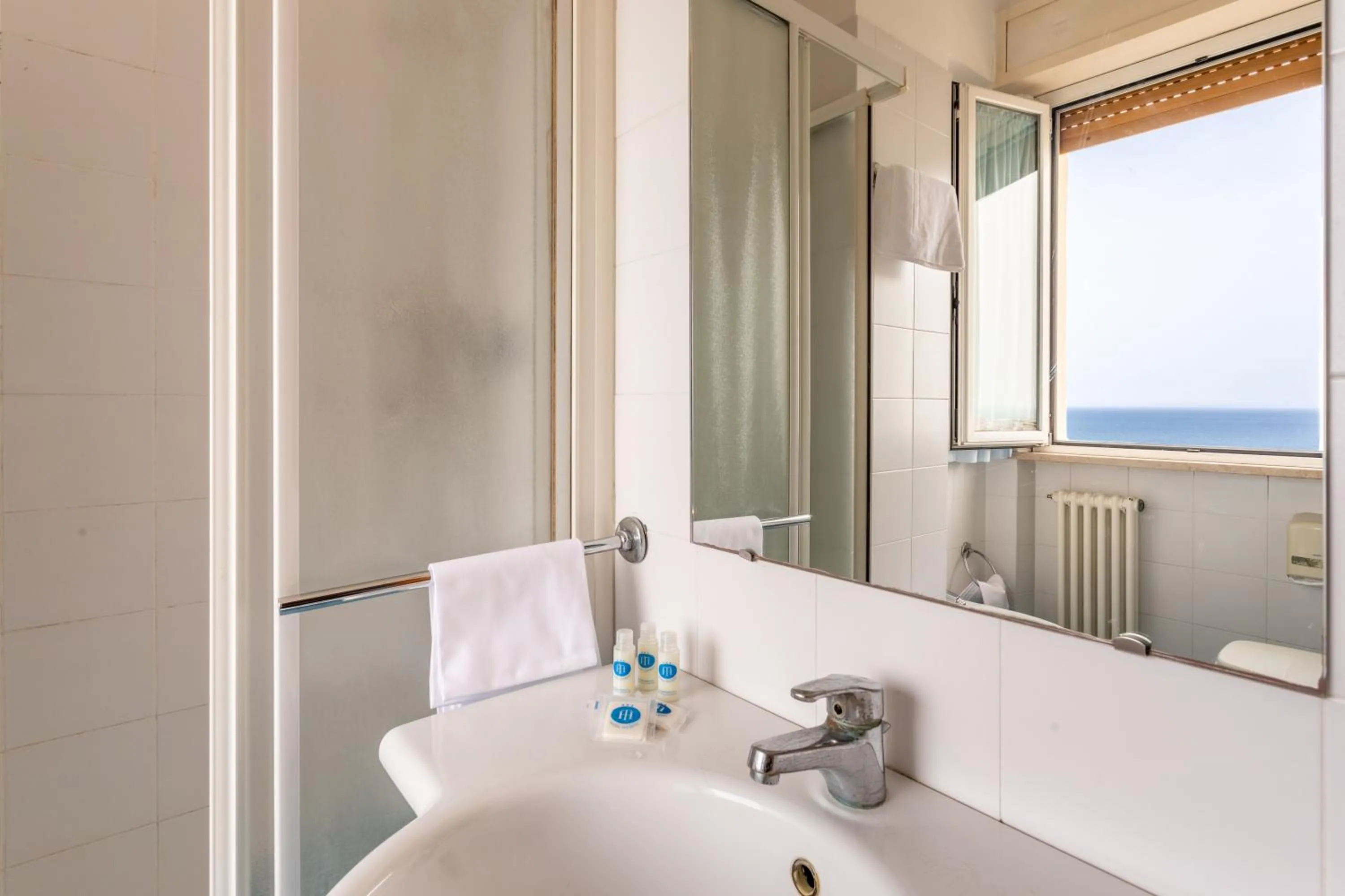 Bedroom, Bed in Hotel Touring