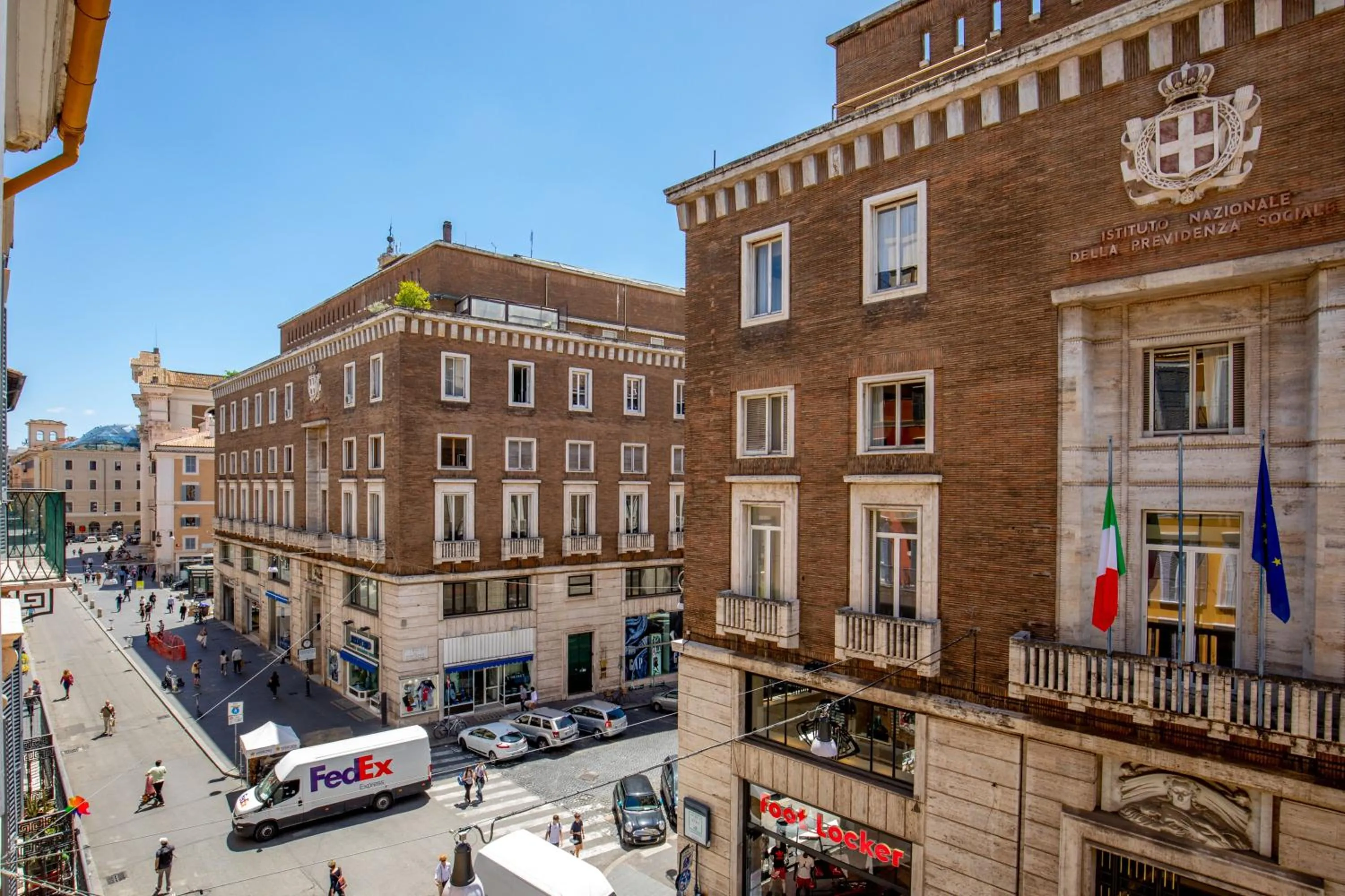 Neighbourhood in Stay Inn Rome Via Del Corso